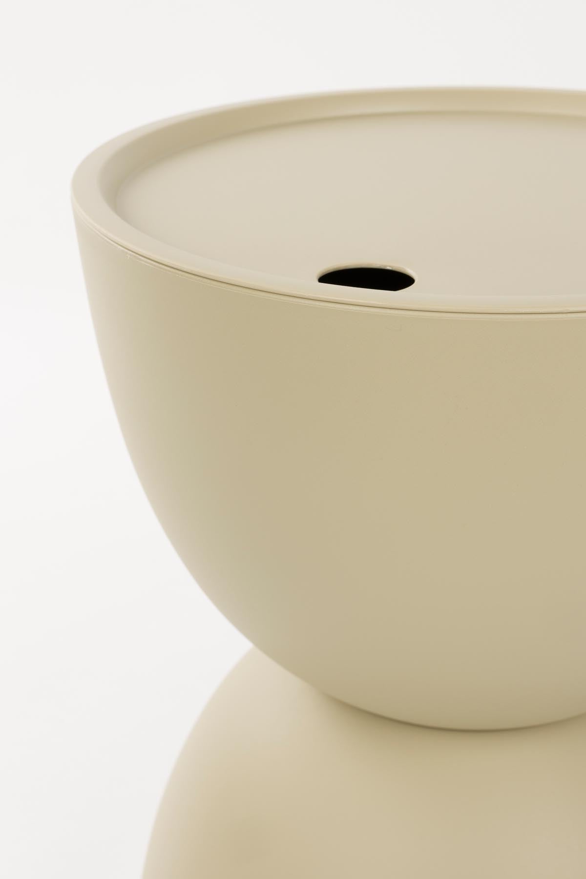 Beistelltisch Mara Outdoor in Beige aus mattem Kunststoff mit Sanduhr-Design und abnehmbarer Tischplatte, Outdoor-Möbel.