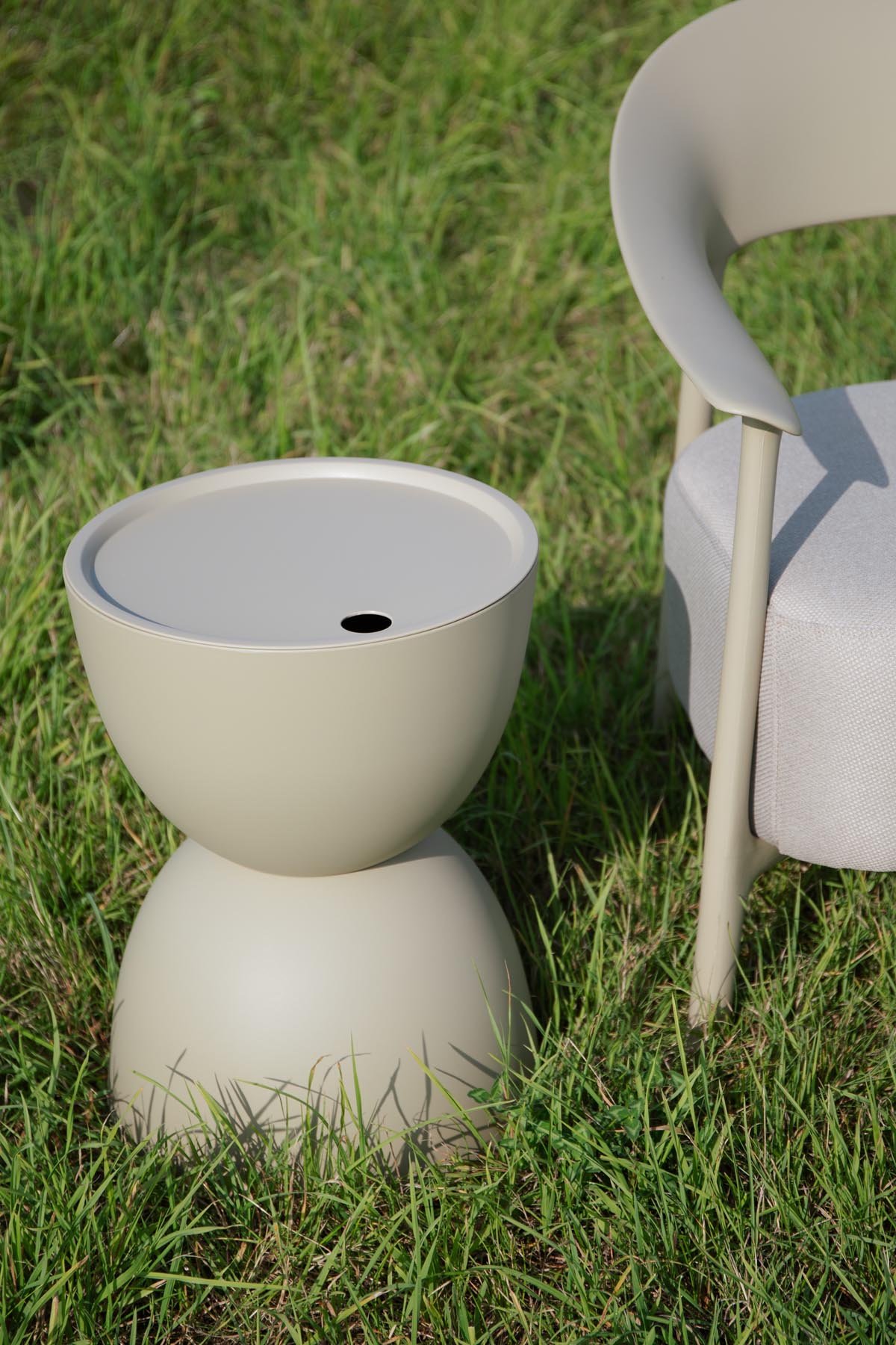 Beistelltisch Mara Outdoor in Beige aus mattem Kunststoff mit Sanduhr-Design und abnehmbarer Tischplatte, Outdoor-Möbel.