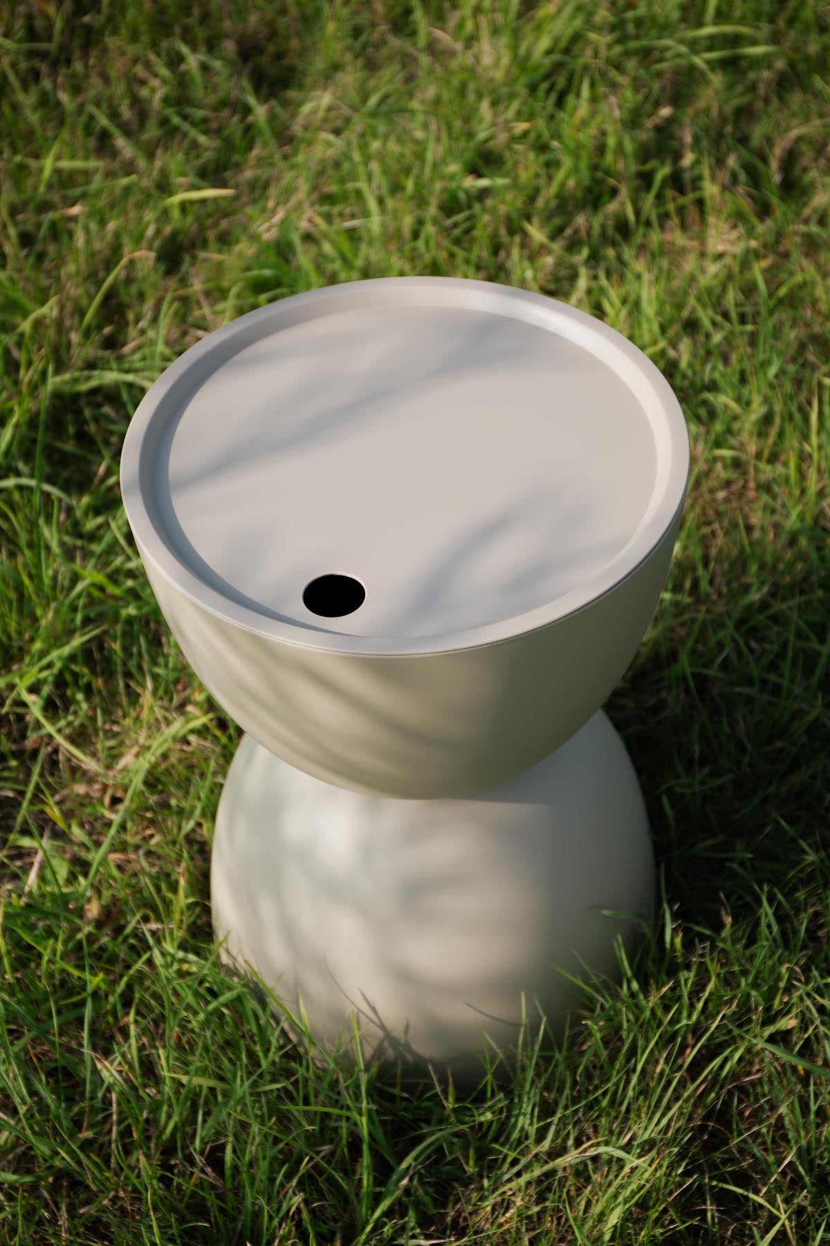 Beistelltisch Mara Outdoor in Beige aus mattem Kunststoff mit Sanduhr-Design und abnehmbarer Tischplatte, Outdoor-Möbel.
