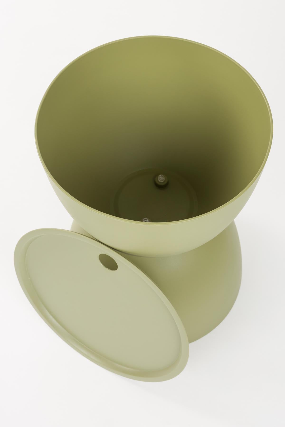 Beistelltisch Mara Outdoor in Beige aus mattem Kunststoff mit Sanduhr-Design und abnehmbarer Tischplatte, Outdoor-Möbel.