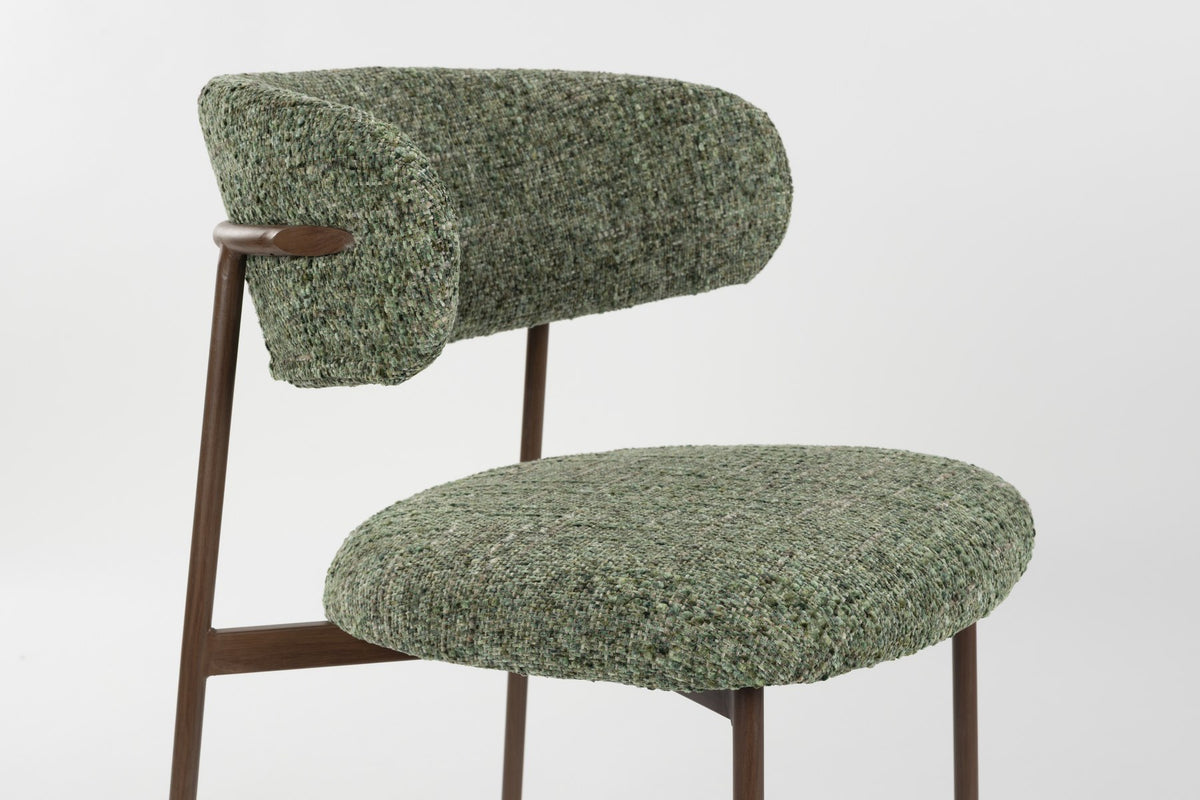 Stuhl Claes von White Label Living mit grünem Polyesterbezug, schwarzem Gestell und gepolstertem Sitz aus PU-Schaum.