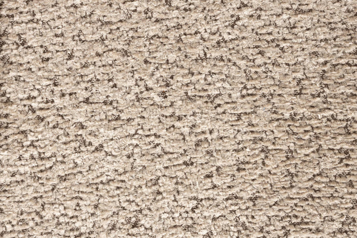 Esszimmerstuhl Marion mit braunem Stoffbezug in Teddy-Optik, weiss pulverbeschichtetem Metallgestell und vier geraden Beinen, Frontalansicht.