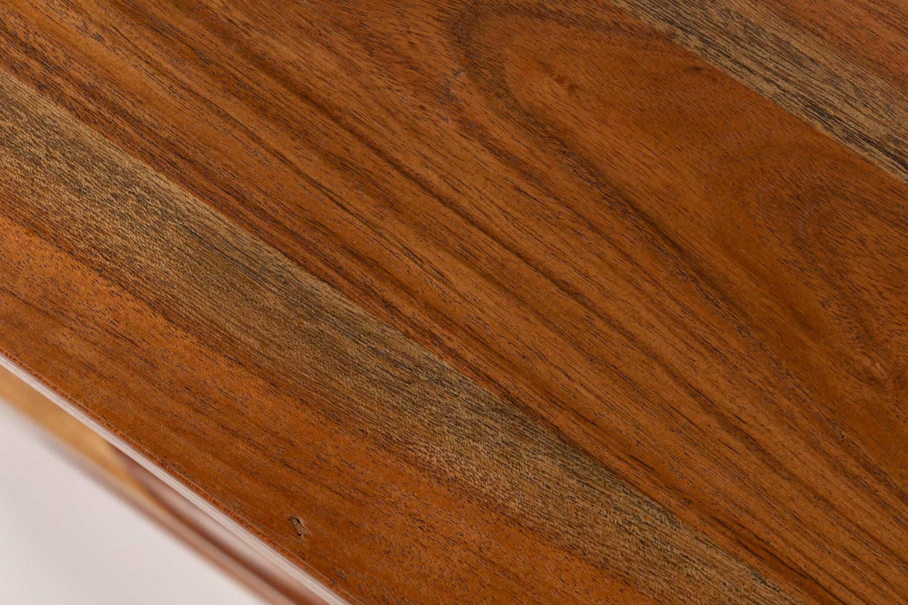Elegantes Cabinet Ruben in warmem Braun, ideal für stilvolle Aufbewahrung und Dekoration, erhältlich bei KAQTU Design AG.