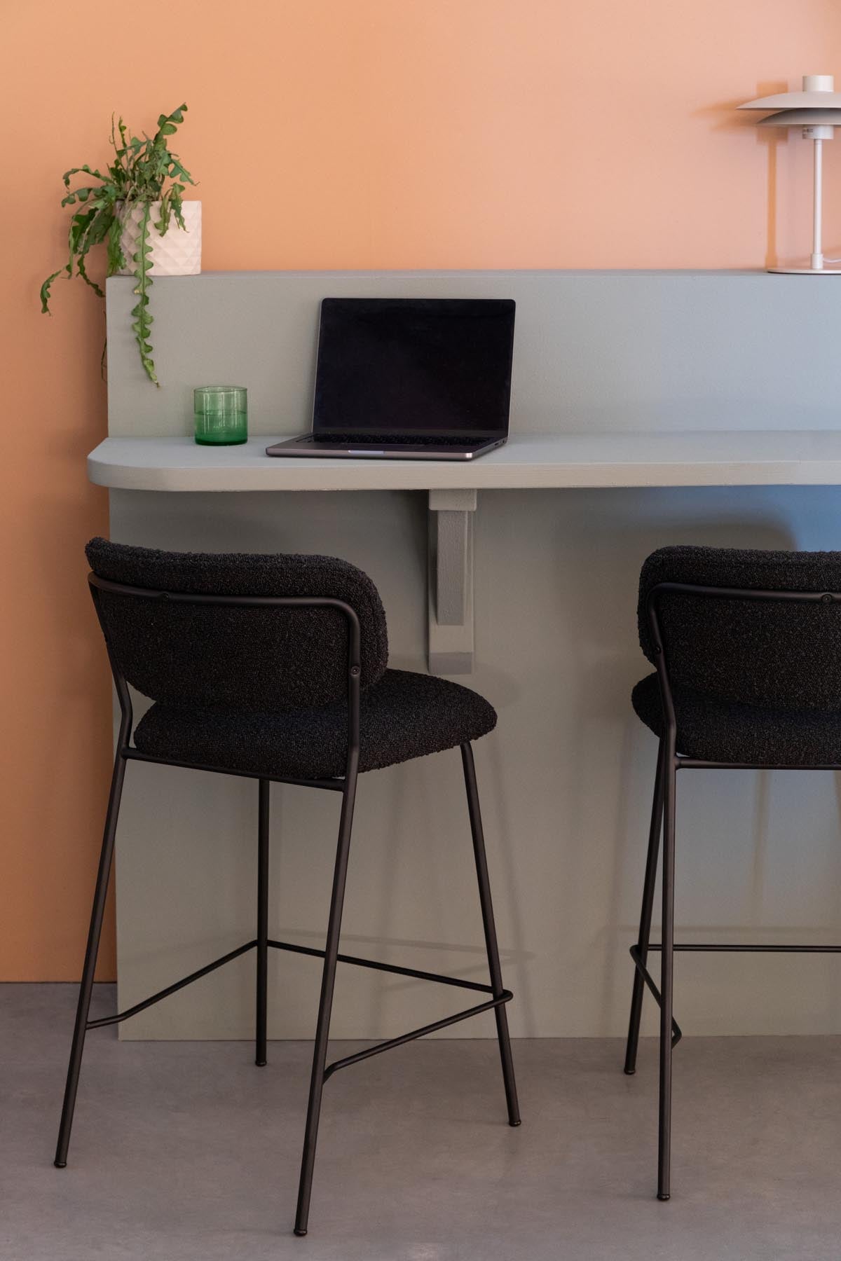 Hocker Jolienn in Schwarz präsentiert im Onlineshop von KAQTU Design AG. Barstuhl ist von White Label Living
