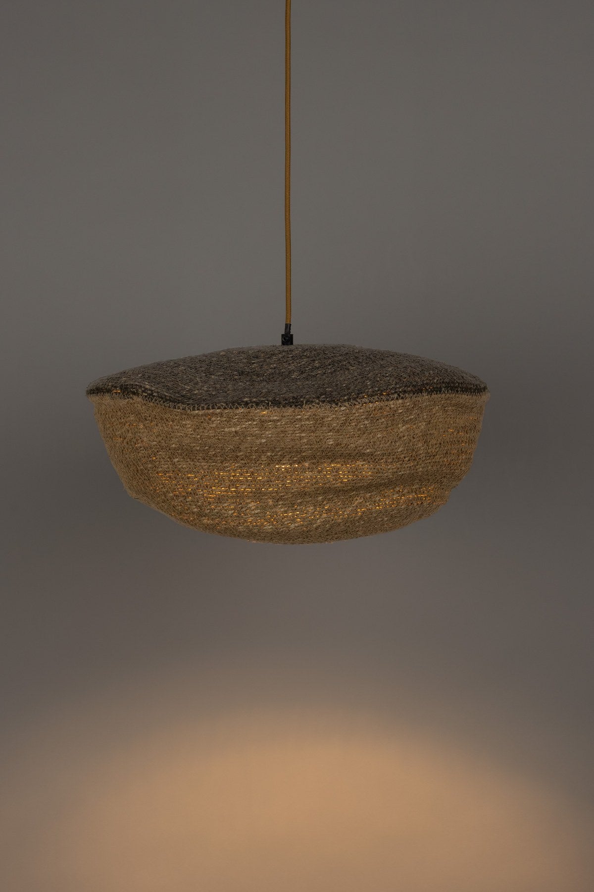 Pendelleuchte Pendant Lamp Dauw M von White Label Living mit Lampenkörper aus Eisen und geflochtenem Schirm in Naturtönen, Grösse L150xB45xH20cm.