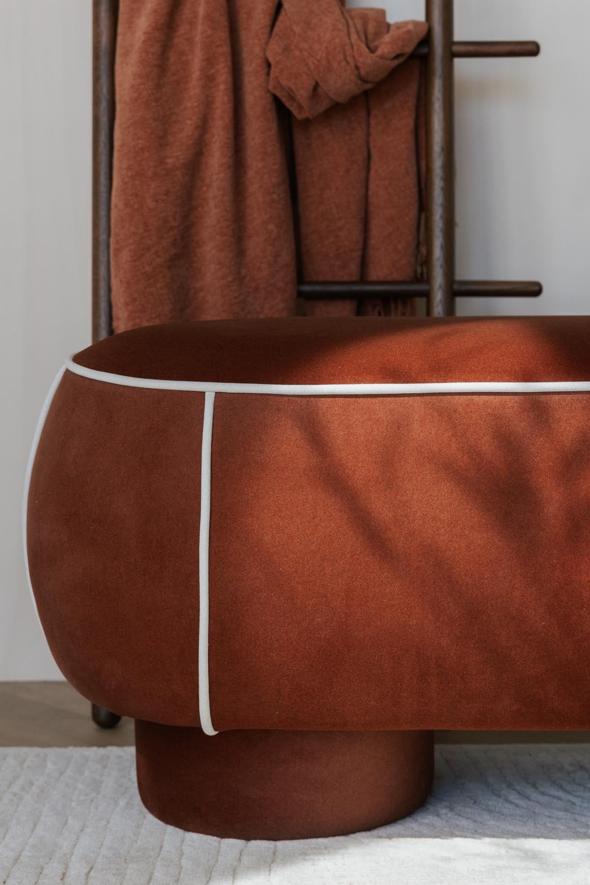 Bank Marina in Rot präsentiert im Onlineshop von KAQTU Design AG. Sitzbank ist von White Label Living