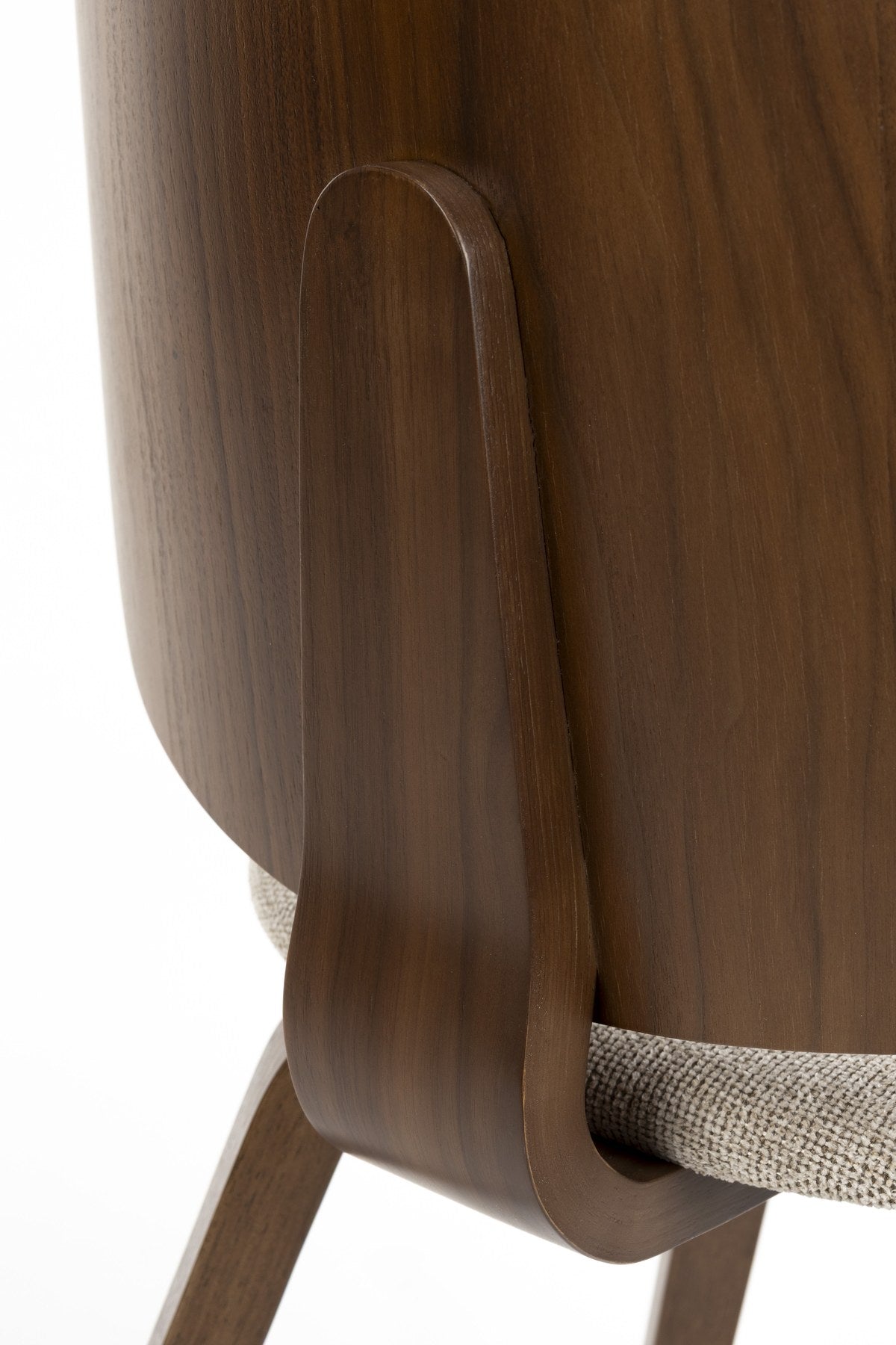 Foto eines beigen Stuhls mit gepolsterter Sitzfläche aus Polyester, Schaumstofffüllung und Beinen aus gebogenem Holz.