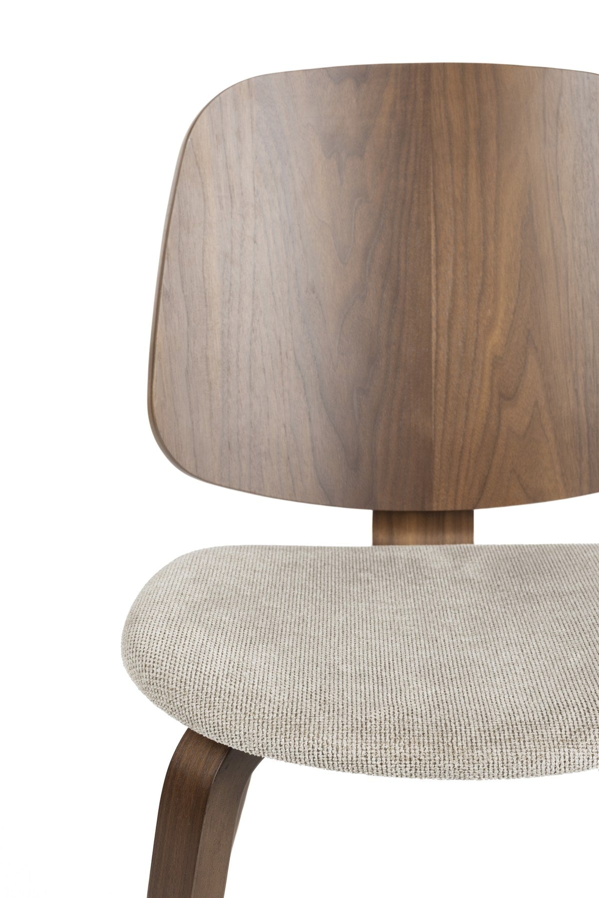Foto eines beigen Stuhls mit gepolsterter Sitzfläche aus Polyester, Schaumstofffüllung und Beinen aus gebogenem Holz.