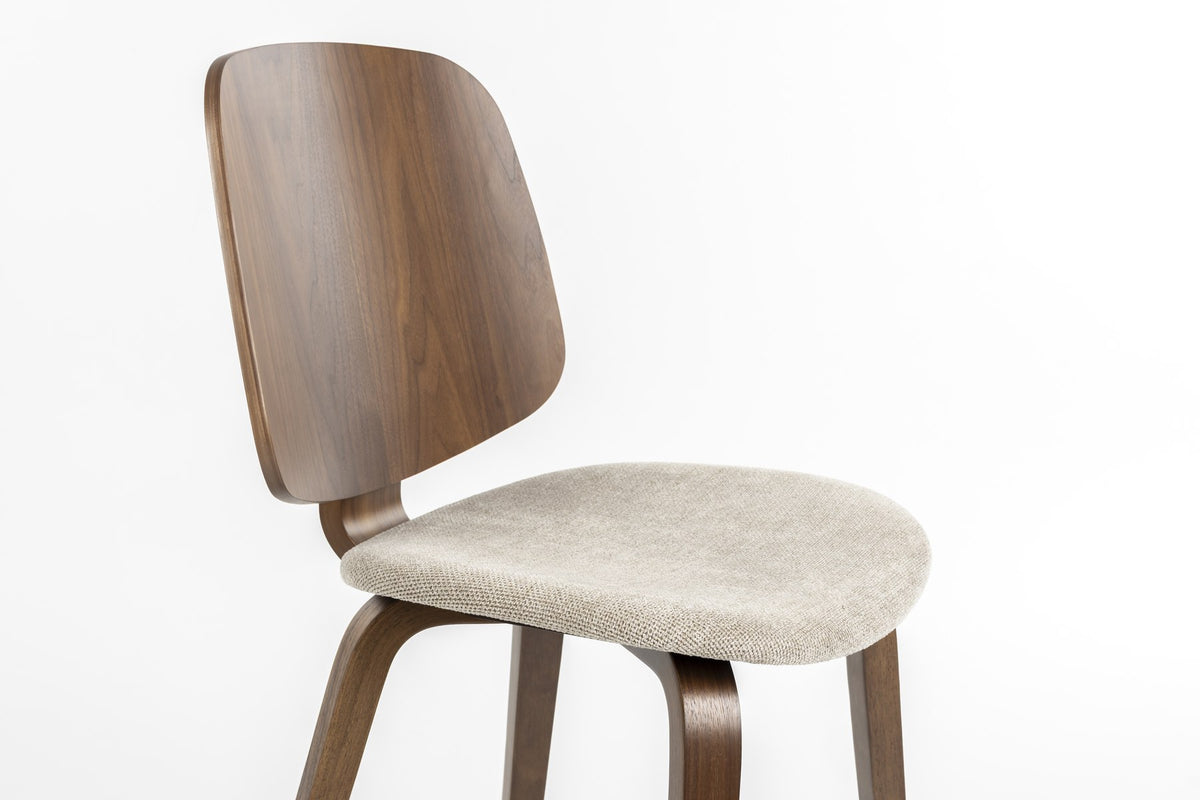 Foto eines beigen Stuhls mit gepolsterter Sitzfläche aus Polyester, Schaumstofffüllung und Beinen aus gebogenem Holz.