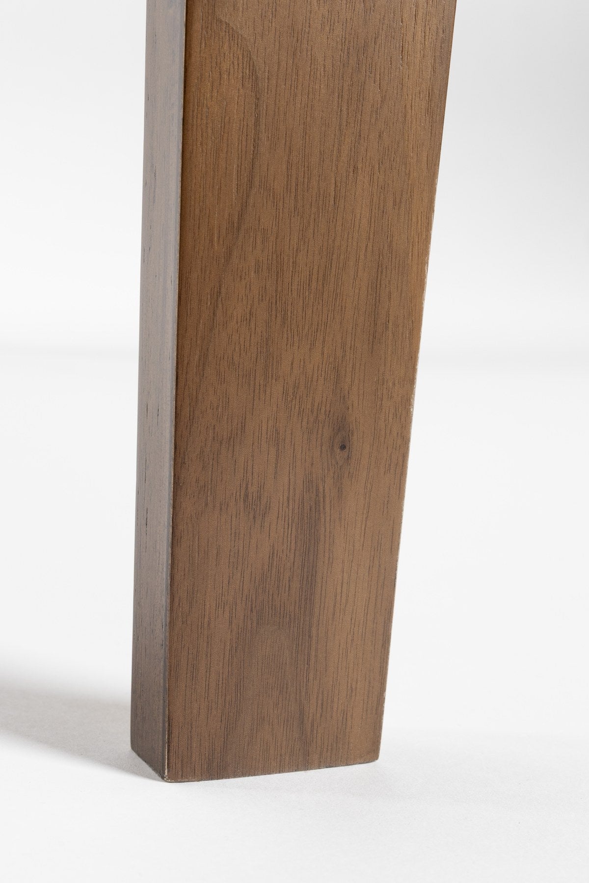 Brauner Esstisch Walden mit gebogenen Holzbeinen, Walnussfurnier-Oberfläche und abgerundeten Ecken, Masse 160x90x75 cm.