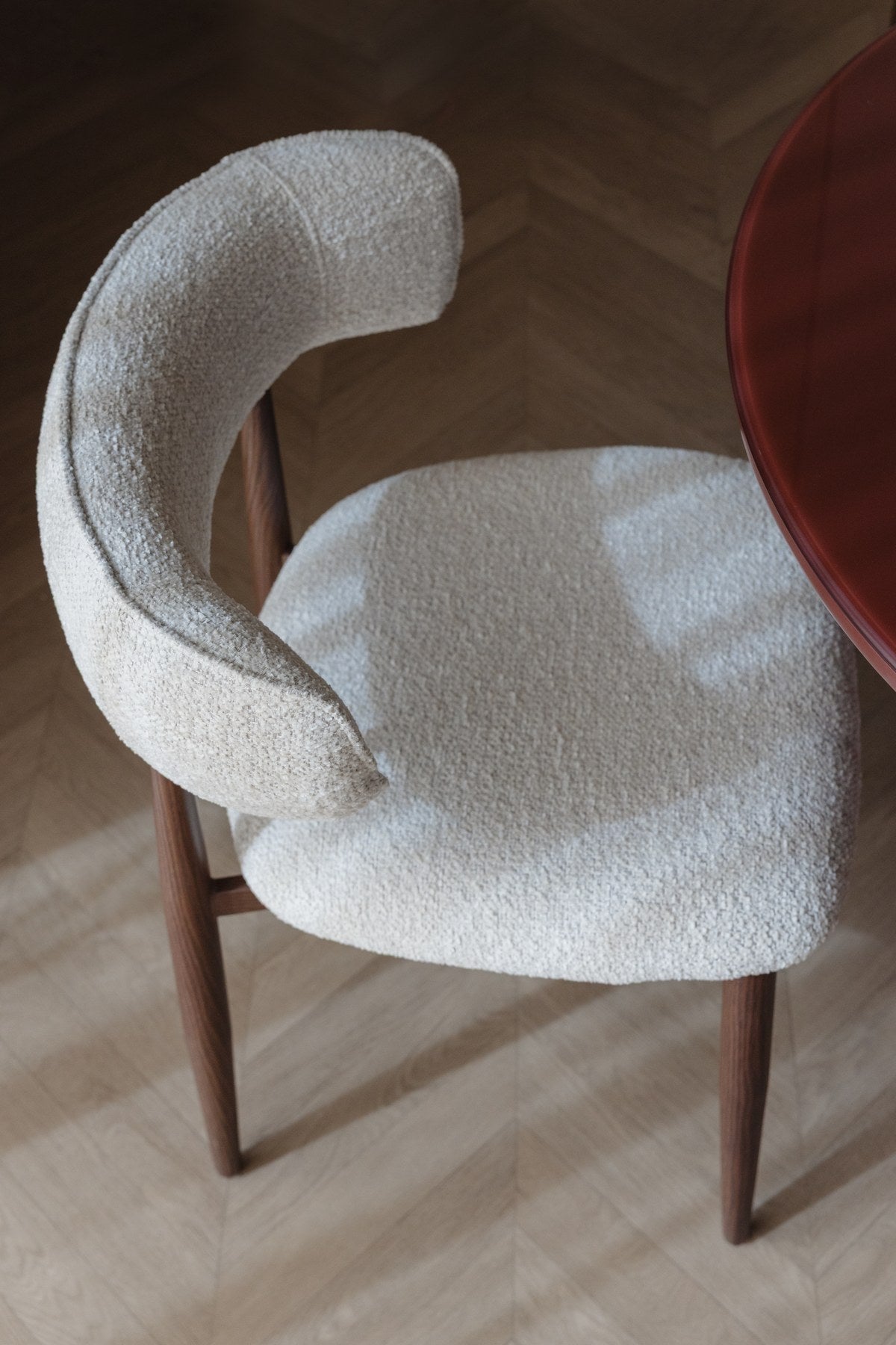 Gepolsterter Esszimmerstuhl Chair Stanley von White Label Living mit beigem Polyester-Bezug und braunem, pulverbeschichtetem Eisengestell.