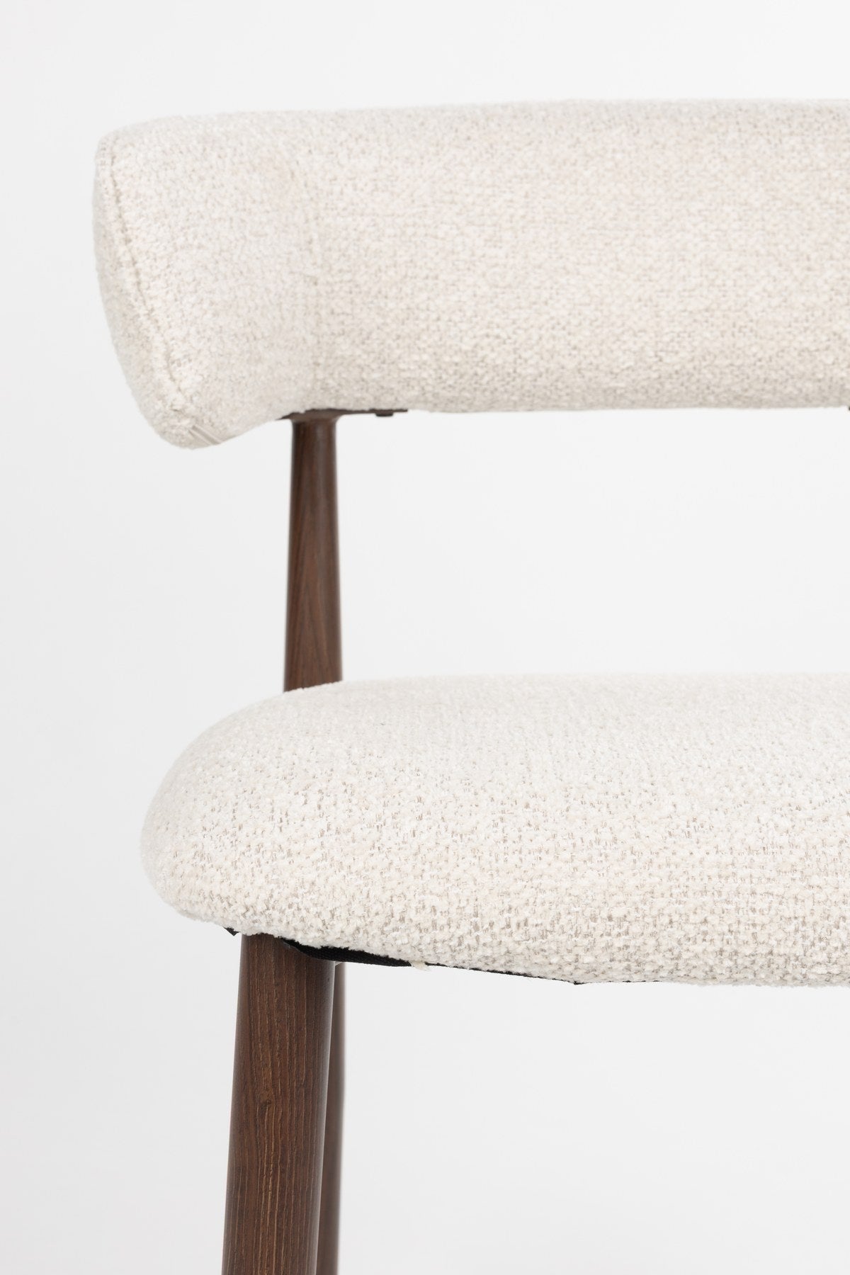 Gepolsterter Esszimmerstuhl Chair Stanley von White Label Living mit beigem Polyester-Bezug und braunem, pulverbeschichtetem Eisengestell.