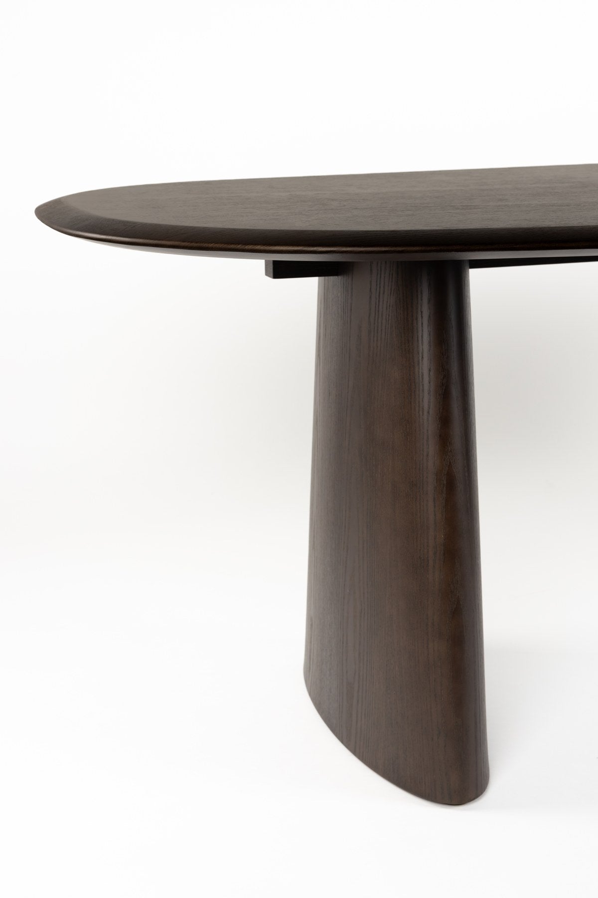 Esstisch Mandy von White Label Living mit ovaler Tischplatte aus Eschenfurnier, schwarzem Gestell und dunklem Walnussfarbton.