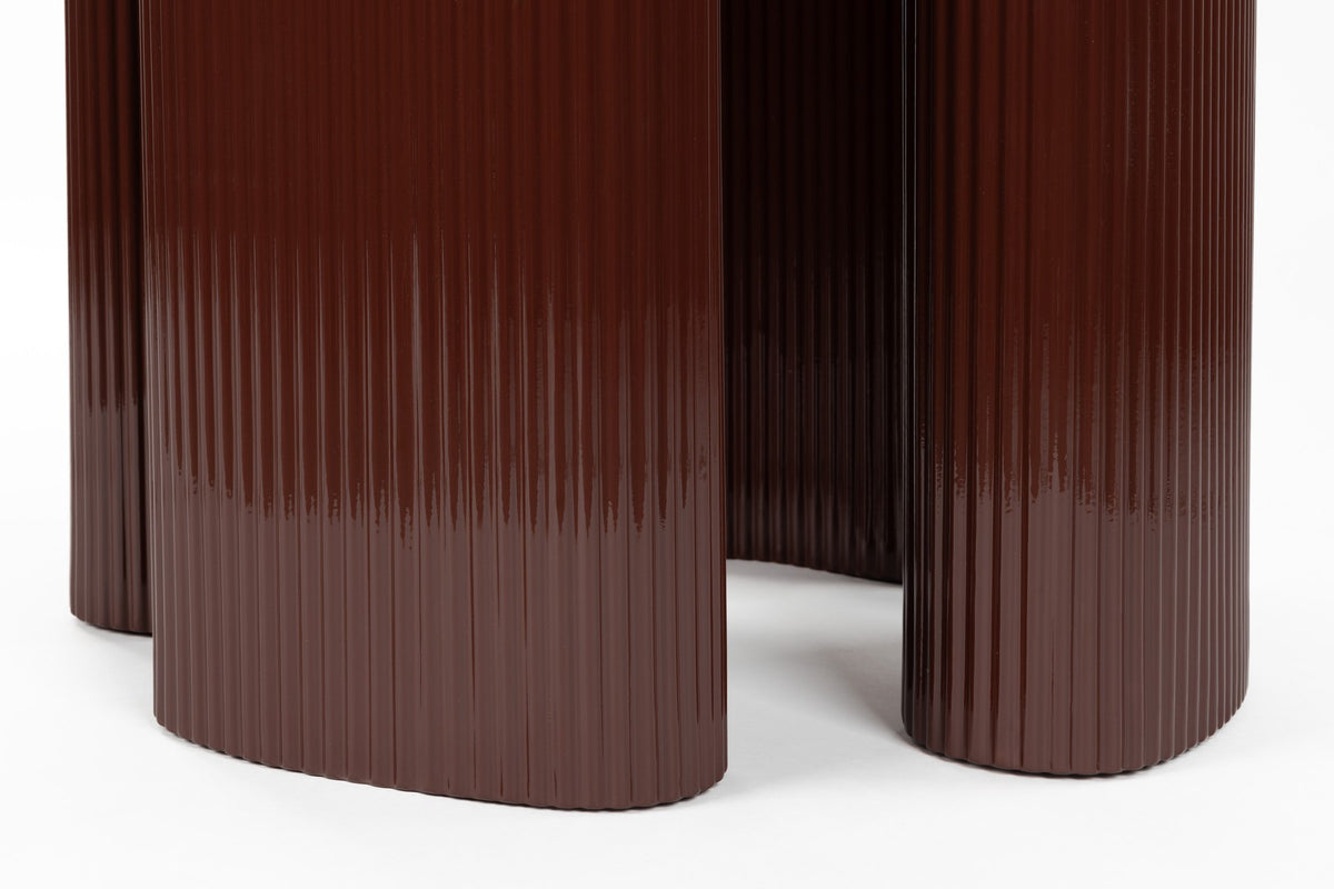Runder Esstisch Dining Table Timo mit roter Hochglanz-Tischplatte und schwarzem Gestell aus Eisen mit vier gerillten Beinen in der Mitte.