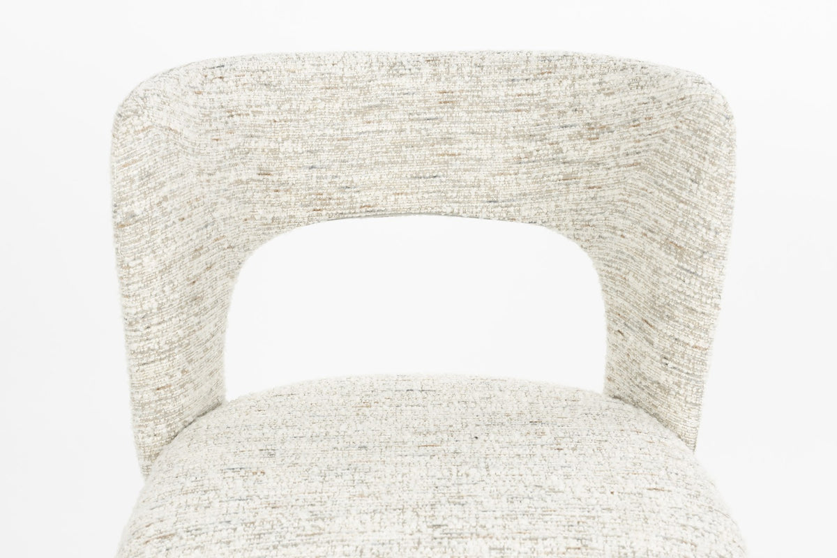 Stuhl Chelsea von White Label Living mit beigem, grob gewebtem Polsterbezug und schlankem Gestell mit bogenförmiger Rückenlehne.