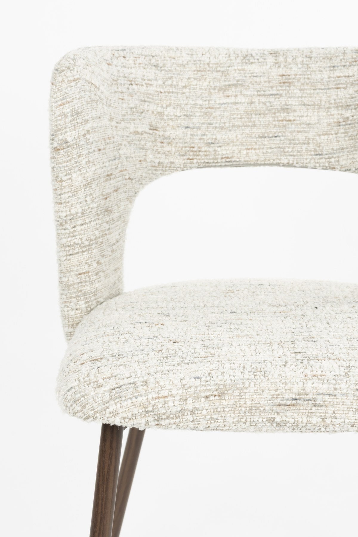 Stuhl Chelsea von White Label Living mit beigem, grob gewebtem Polsterbezug und schlankem Gestell mit bogenförmiger Rückenlehne.