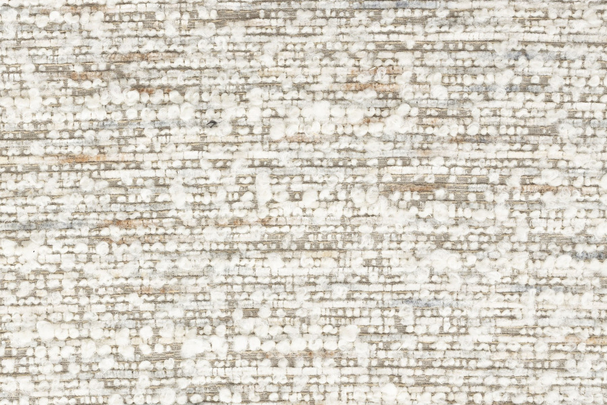 Stuhl Chelsea von White Label Living mit beigem, grob gewebtem Polsterbezug und schlankem Gestell mit bogenförmiger Rückenlehne.