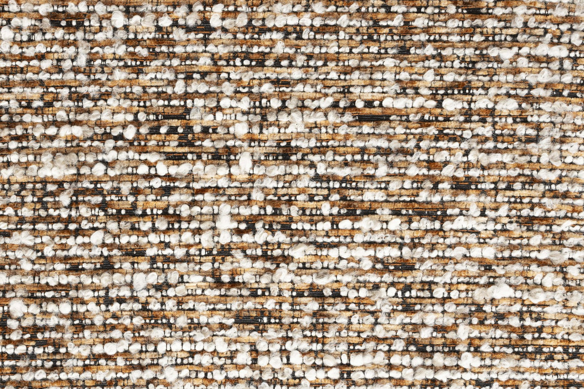Stuhl Chelsea von White Label Living mit beigem, grob gewebtem Polsterbezug und schlankem Gestell mit bogenförmiger Rückenlehne.