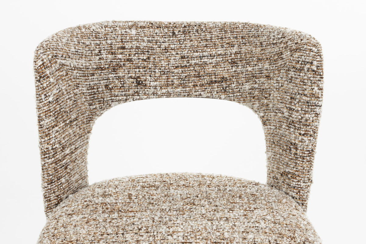 Stuhl Chelsea von White Label Living mit beigem, grob gewebtem Polsterbezug und schlankem Gestell mit bogenförmiger Rückenlehne.