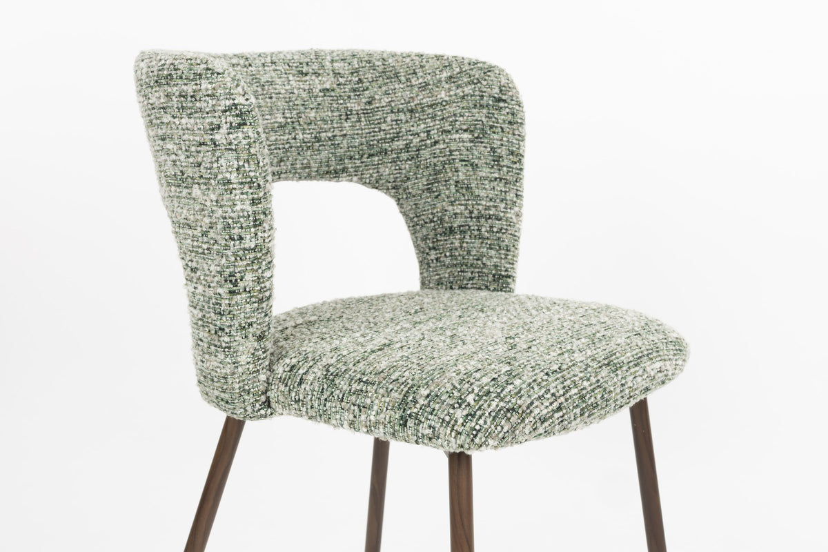 Stuhl Chelsea von White Label Living mit beigem, grob gewebtem Polsterbezug und schlankem Gestell mit bogenförmiger Rückenlehne.