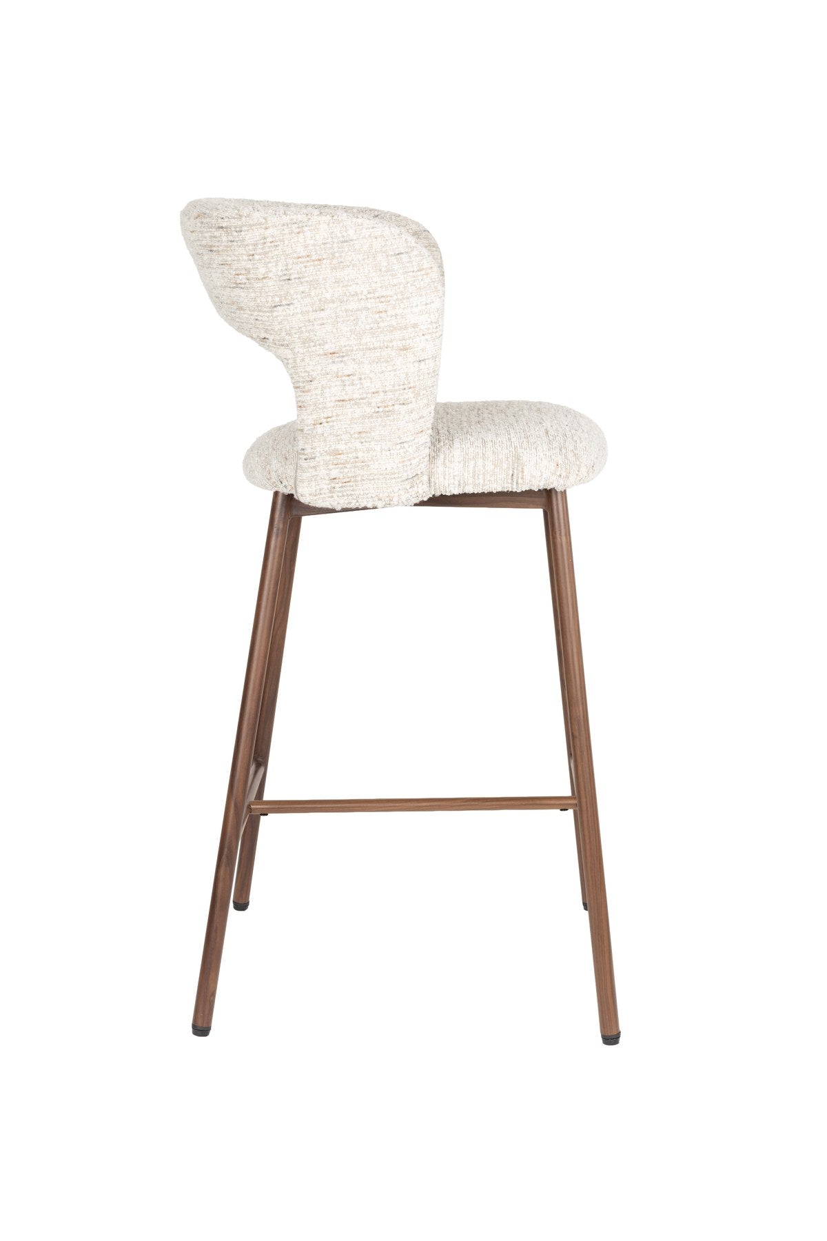 Barhocker Chelsea von White Label Living mit gepolstertem Sitz in Beige, Gestell aus Birkenholz mit bogenförmiger Rückenlehne.