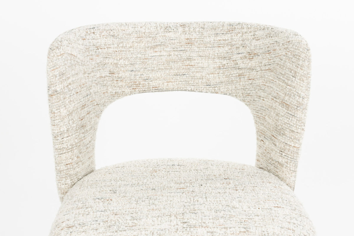 Barhocker Chelsea von White Label Living mit gepolstertem Sitz in Beige, Gestell aus Birkenholz mit bogenförmiger Rückenlehne.