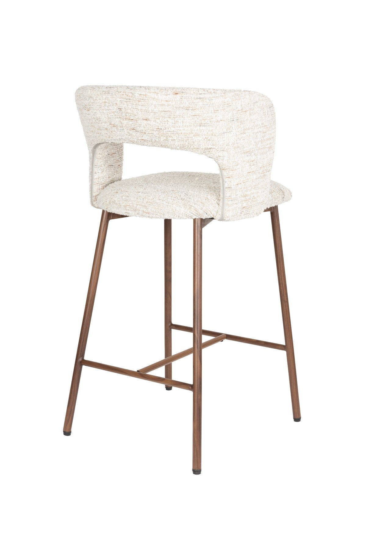 Barhocker Chelsea von White Label Living mit gepolstertem Sitz in Beige, Gestell aus Birkenholz mit bogenförmiger Rückenlehne.