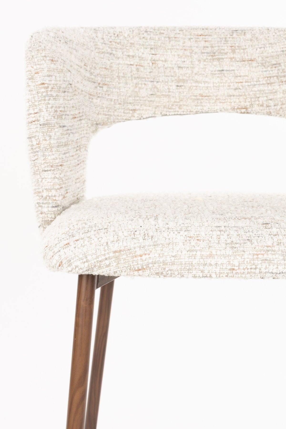 Barhocker Chelsea von White Label Living mit gepolstertem Sitz in Beige, Gestell aus Birkenholz mit bogenförmiger Rückenlehne.