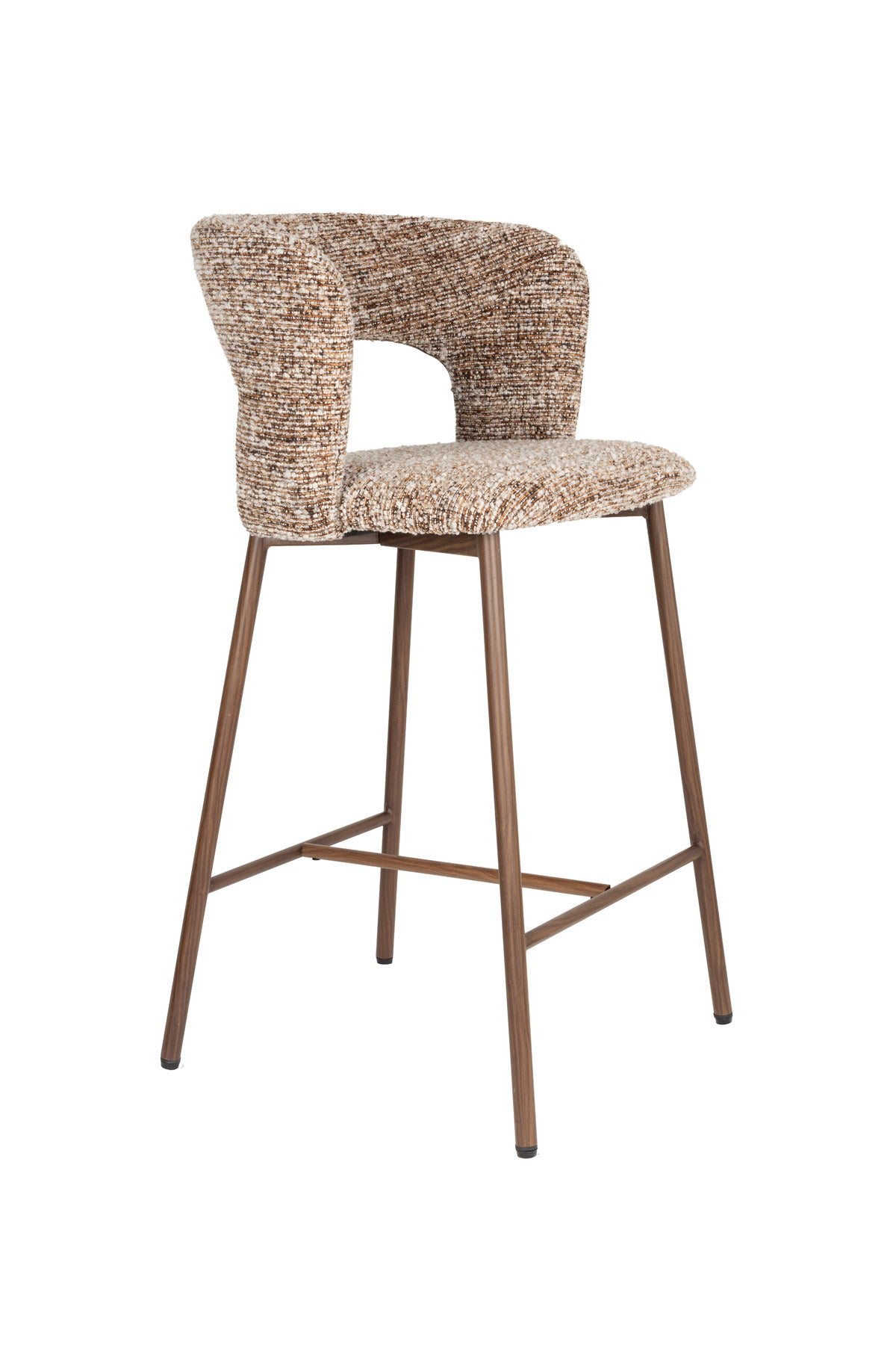 Barhocker Chelsea von White Label Living mit gepolstertem Sitz in Beige, Gestell aus Birkenholz mit bogenförmiger Rückenlehne.