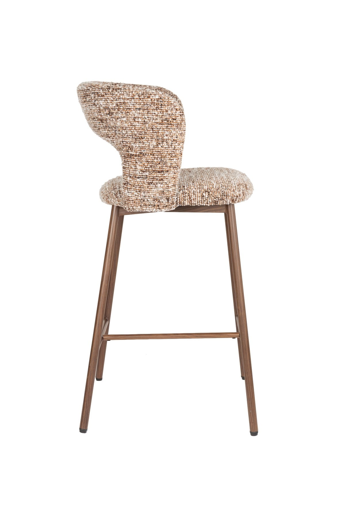 Barhocker Chelsea von White Label Living mit gepolstertem Sitz in Beige, Gestell aus Birkenholz mit bogenförmiger Rückenlehne.