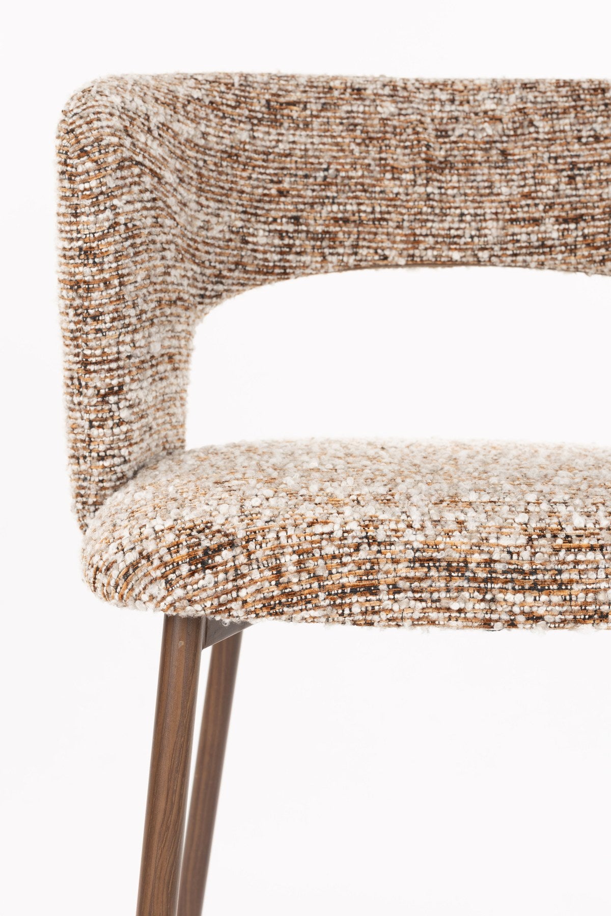Barhocker Chelsea von White Label Living mit gepolstertem Sitz in Beige, Gestell aus Birkenholz mit bogenförmiger Rückenlehne.
