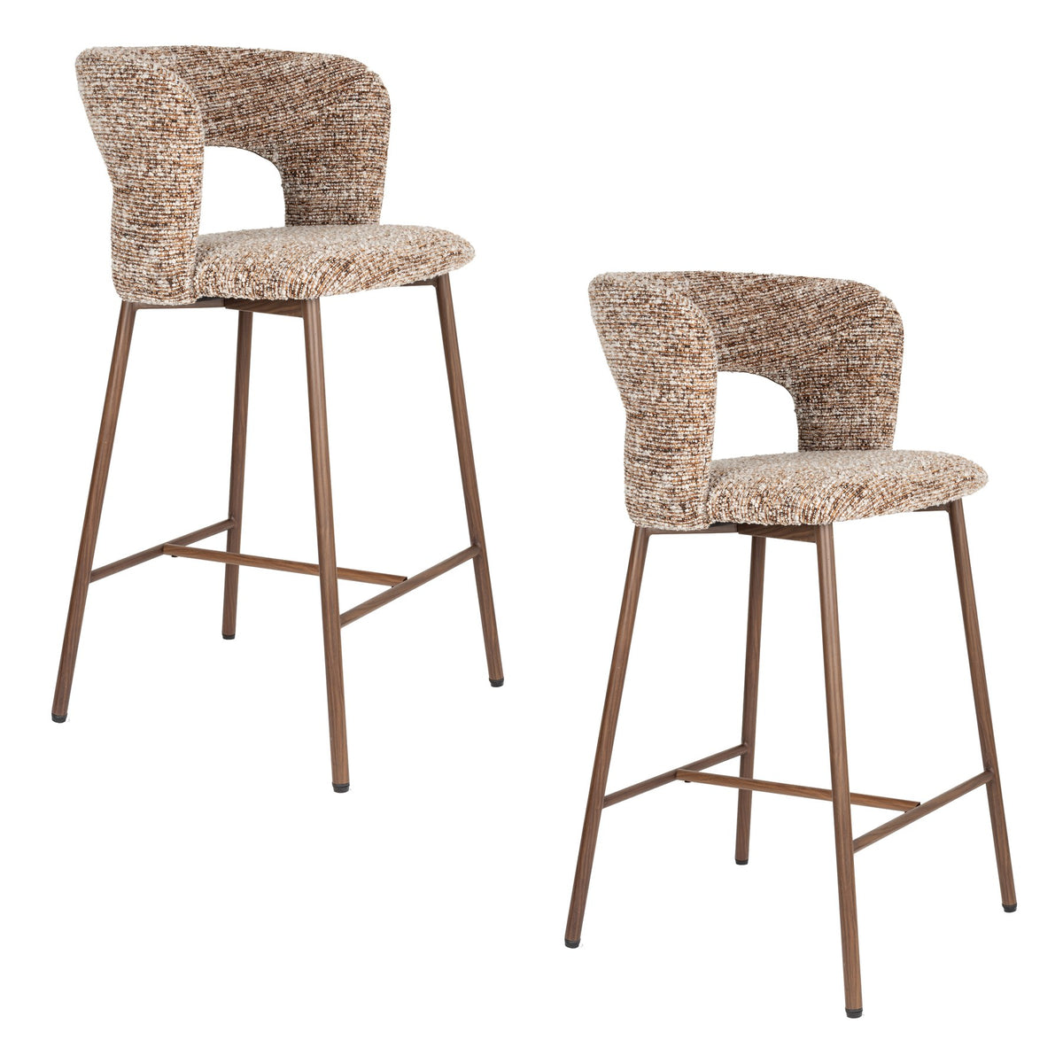 Barhocker Chelsea von White Label Living mit gepolstertem Sitz in Beige, Gestell aus Birkenholz mit bogenförmiger Rückenlehne.