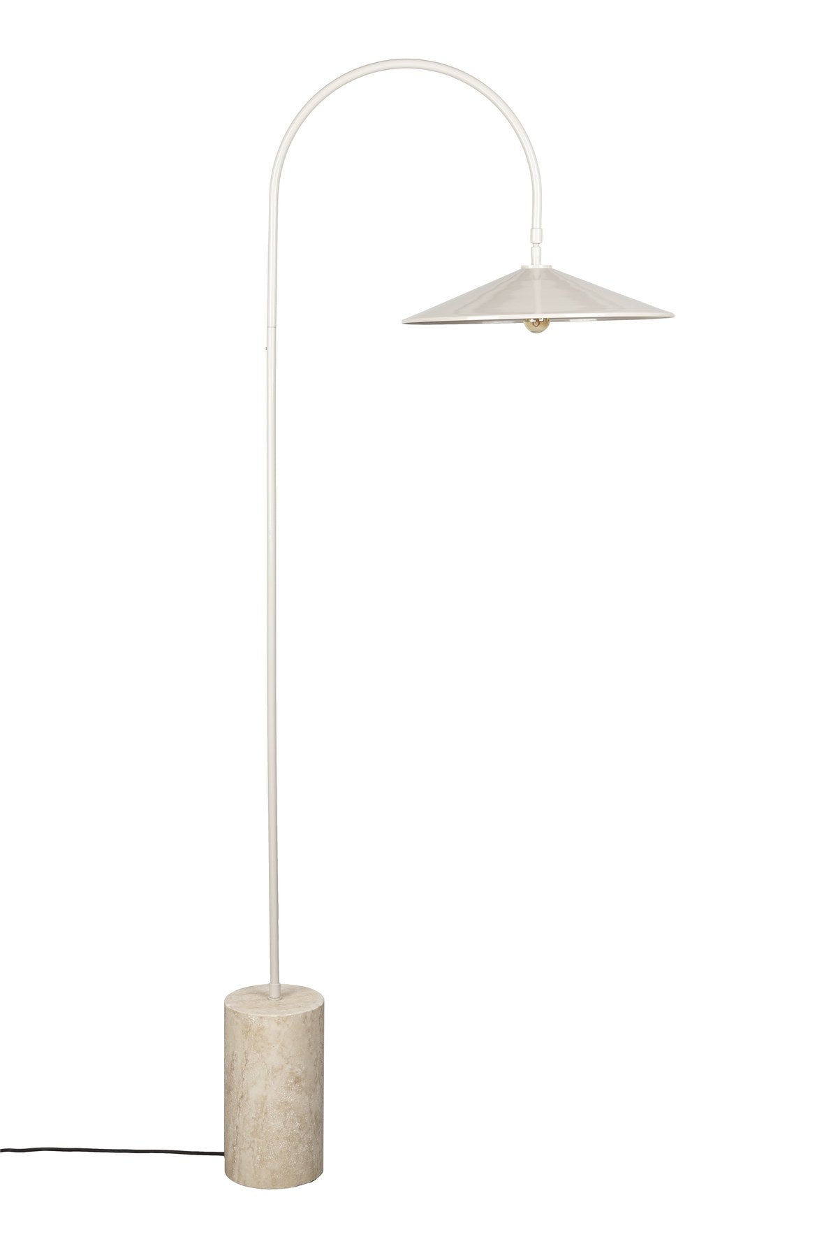 Stehleuchte Enno von White Label Living: grauer Metallschirm, gebogener Metallarm und zylindrischer Travertin-Fuss in schlankem Design.