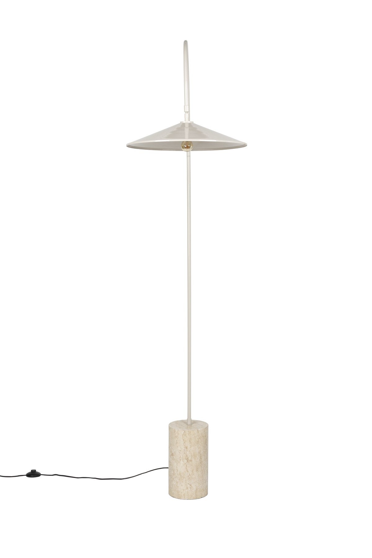 Stehleuchte Enno von White Label Living: grauer Metallschirm, gebogener Metallarm und zylindrischer Travertin-Fuss in schlankem Design.