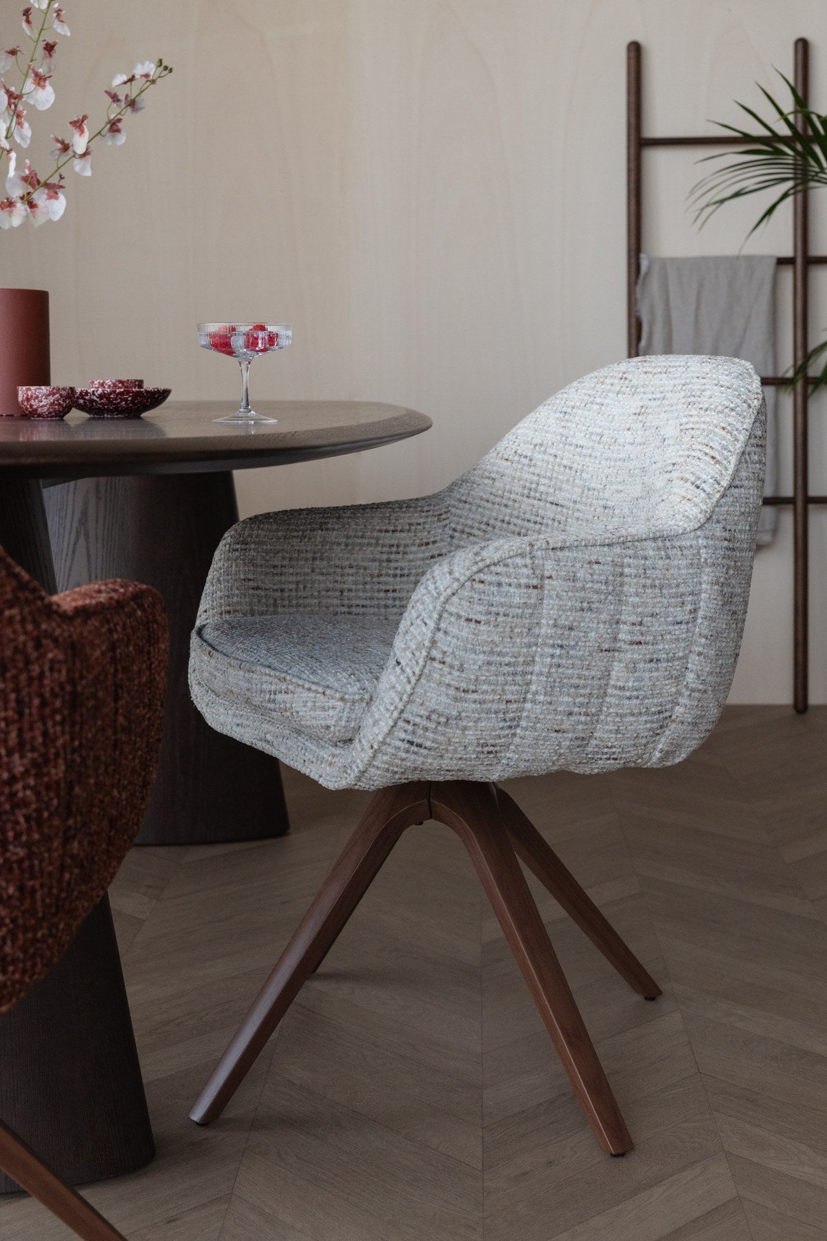 Armlehnstuhl Batoul von White Label Living in Beige, gepolsterte Schale mit grob gewebtem Stoff, dreibeiniges Metallgestell.