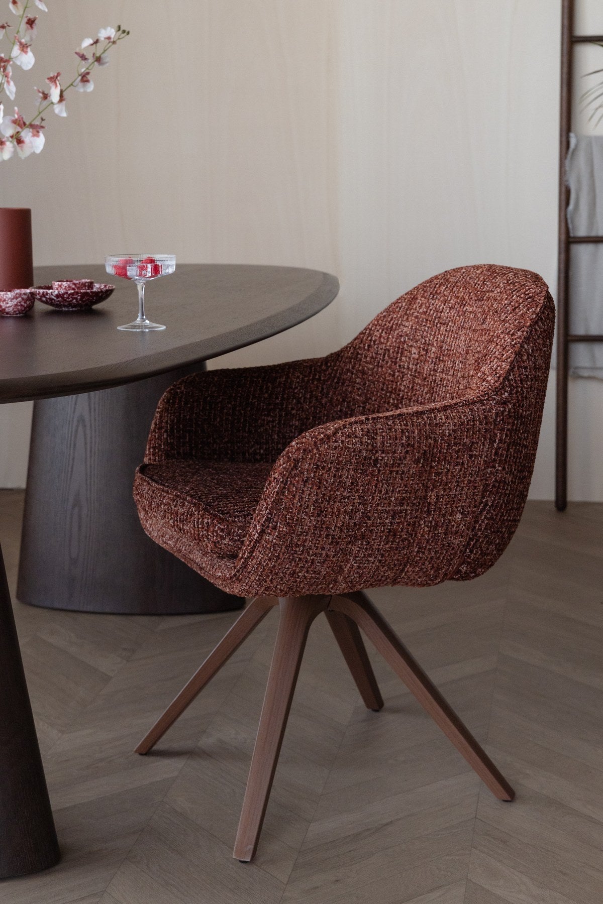 Armlehnstuhl Batoul von White Label Living in Beige, gepolsterte Schale mit grob gewebtem Stoff, dreibeiniges Metallgestell.