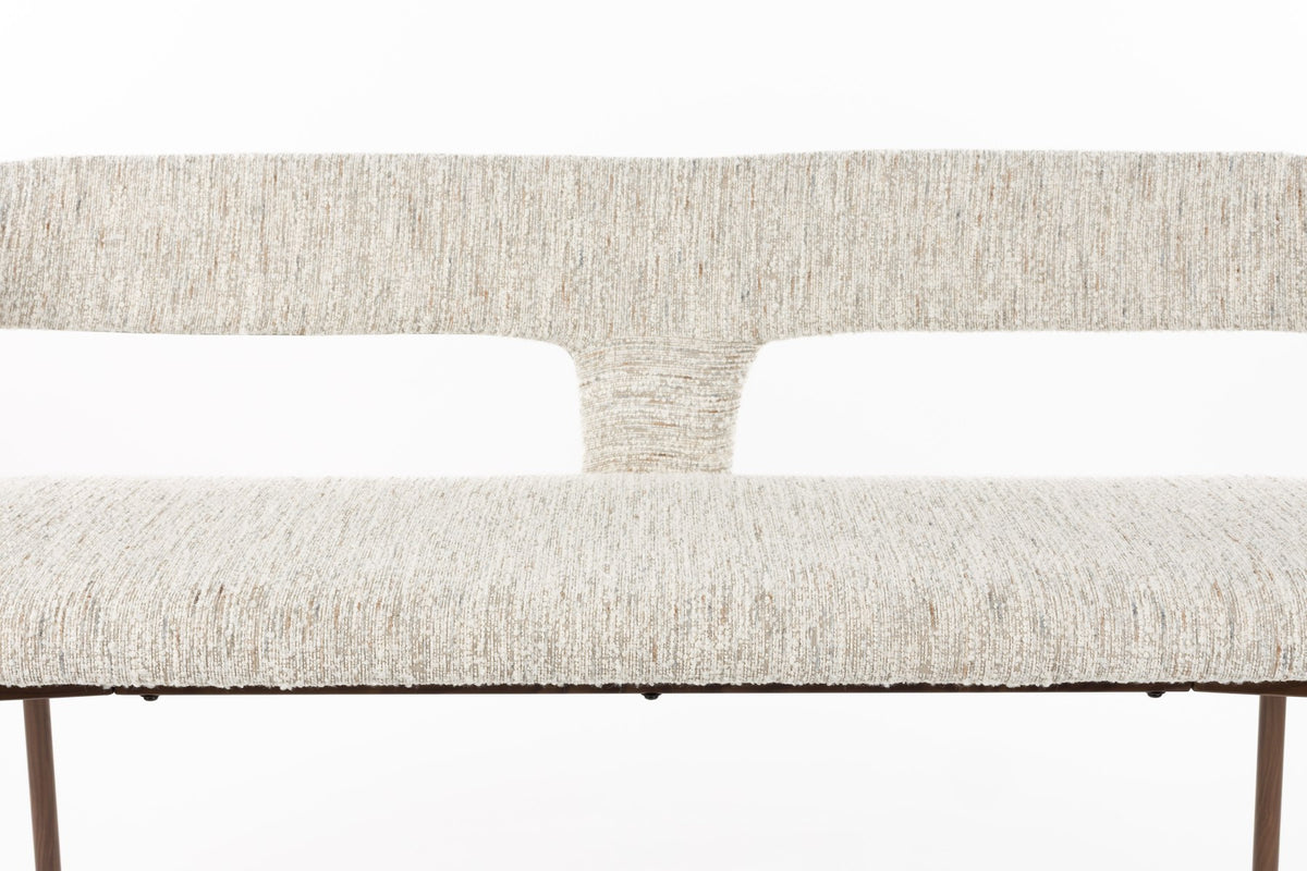 Beige gepolsterte Sitzbank Chelsea mit Gestell aus Birkenholz, Sitzfläche bezogen mit grob gewebtem, meliertem Stoff, schlankes Design.