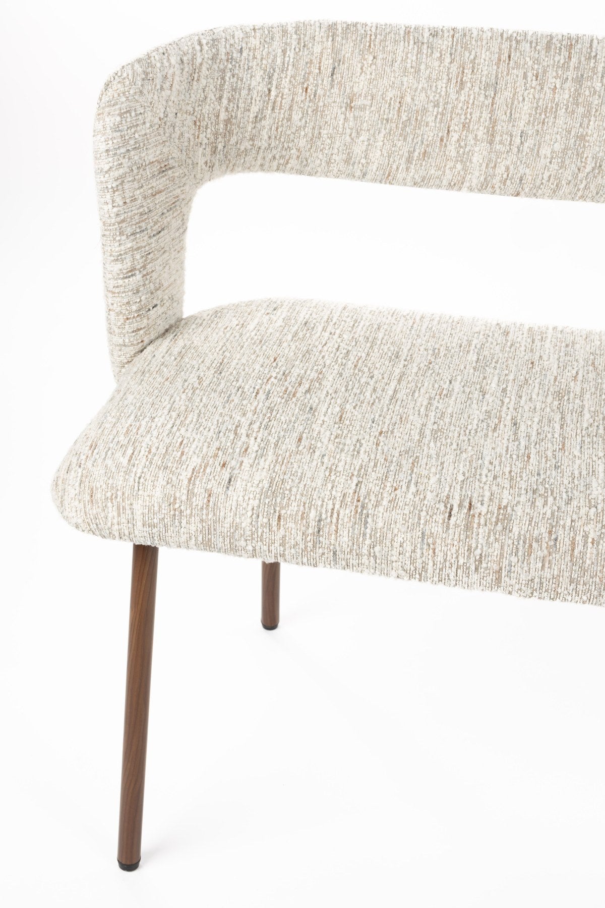 Beige gepolsterte Sitzbank Chelsea mit Gestell aus Birkenholz, Sitzfläche bezogen mit grob gewebtem, meliertem Stoff, schlankes Design.