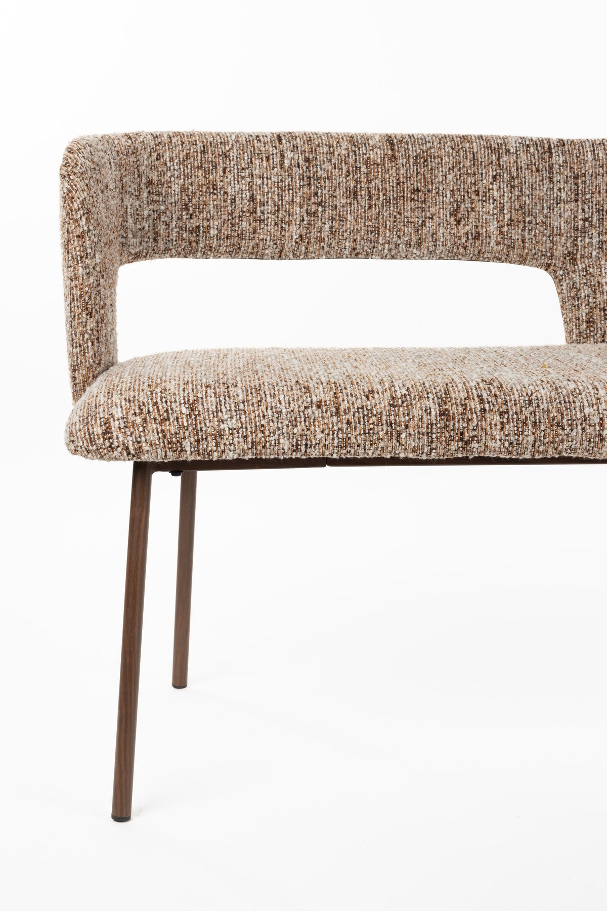 Gepolsterte Sitzbank Chelsea Brown von White Label Living mit schlankem Gestell aus Birkenholz und brauner Sitzfläche, Frontalansicht.