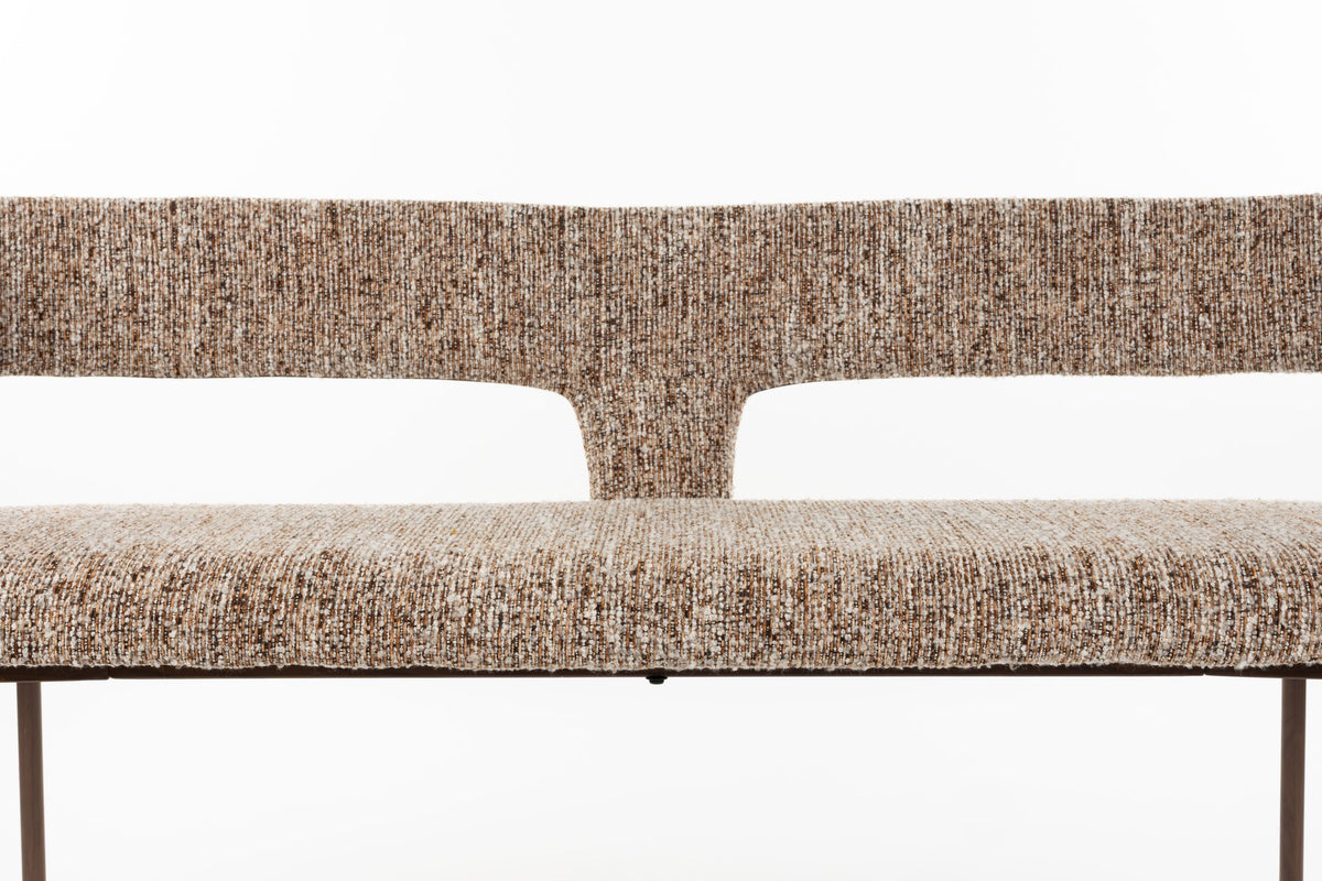 Gepolsterte Sitzbank Chelsea Brown von White Label Living mit schlankem Gestell aus Birkenholz und brauner Sitzfläche, Frontalansicht.