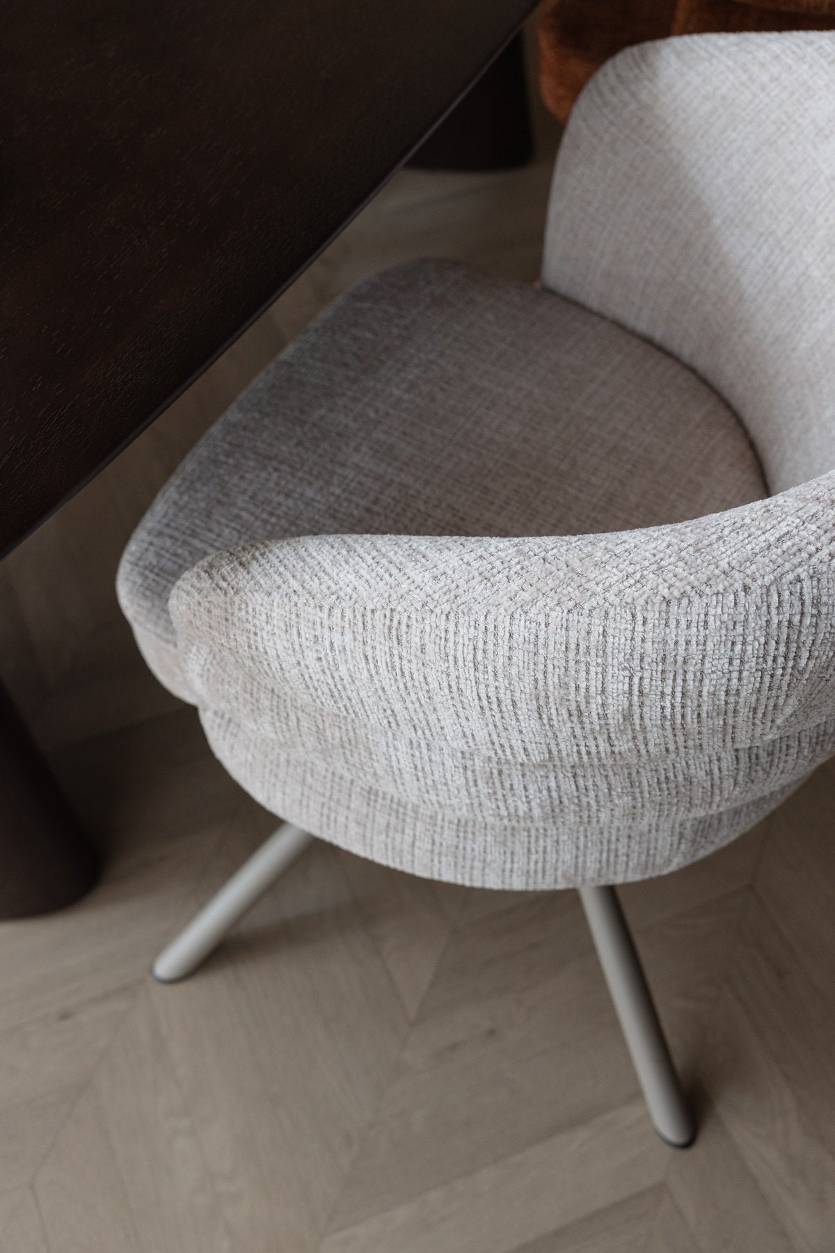 Armlehnstuhl Marjolein von White Label Living mit gepolsterter, halbkreisförmiger Sitzschale aus Polyester und Metallgestell in Beige.