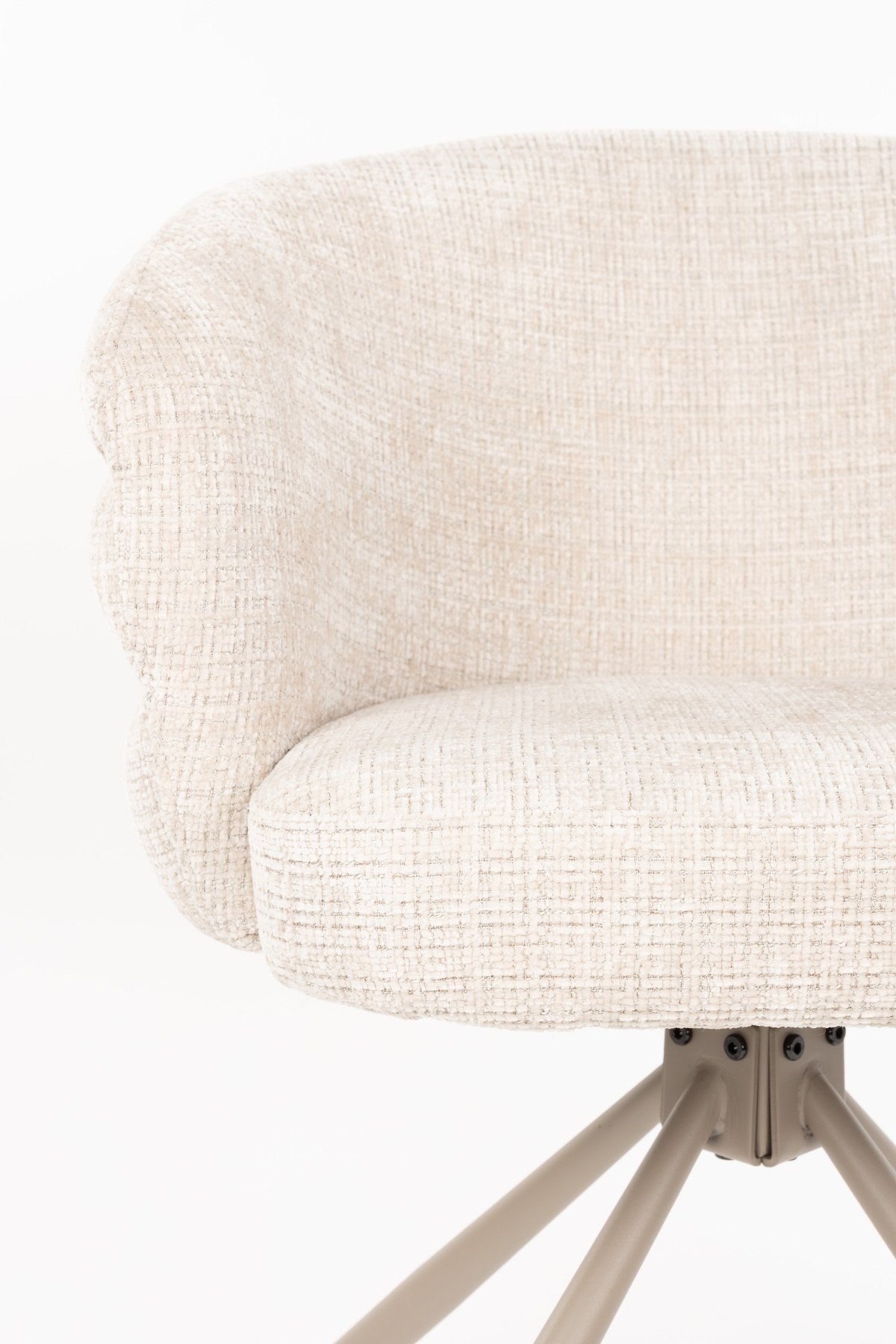 Armlehnstuhl Marjolein von White Label Living mit gepolsterter, halbkreisförmiger Sitzschale aus Polyester und Metallgestell in Beige.