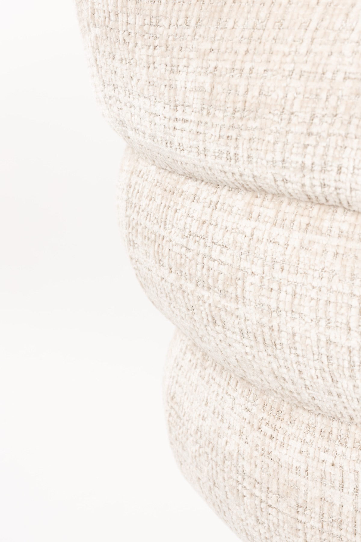 Armlehnstuhl Marjolein von White Label Living mit gepolsterter, halbkreisförmiger Sitzschale aus Polyester und Metallgestell in Beige.