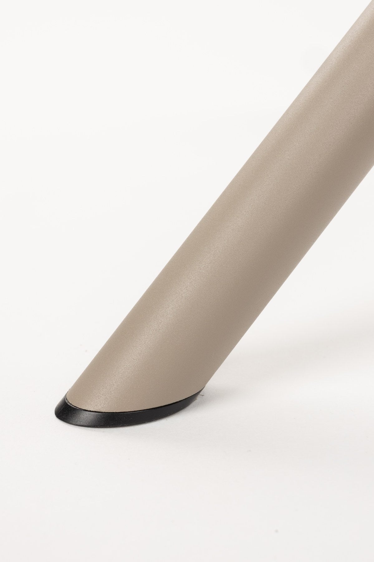 Armlehnstuhl Marjolein von White Label Living mit gepolsterter, halbkreisförmiger Sitzschale aus Polyester und Metallgestell in Beige.