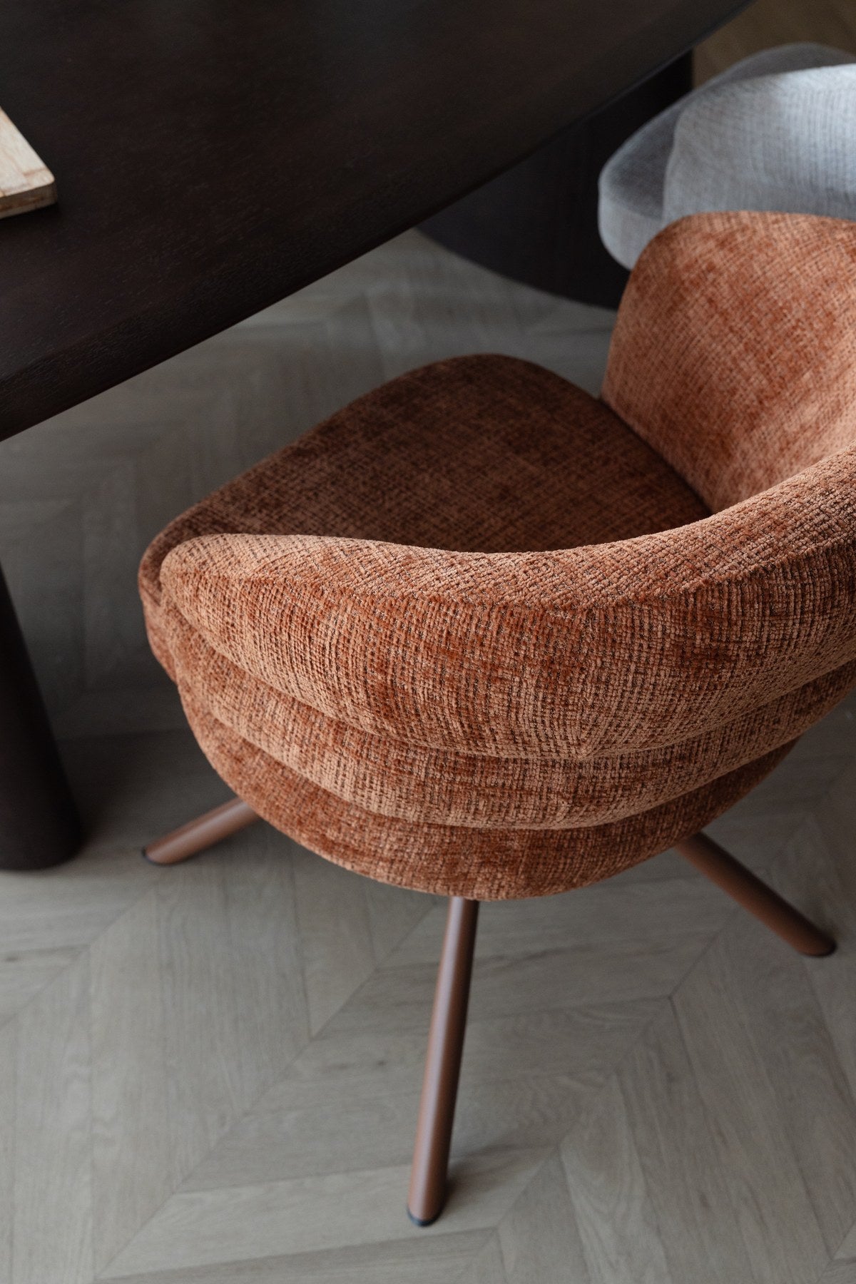 Armlehnstuhl Marjolein von White Label Living mit gepolsterter, halbkreisförmiger Sitzschale aus Polyester und Metallgestell in Beige.