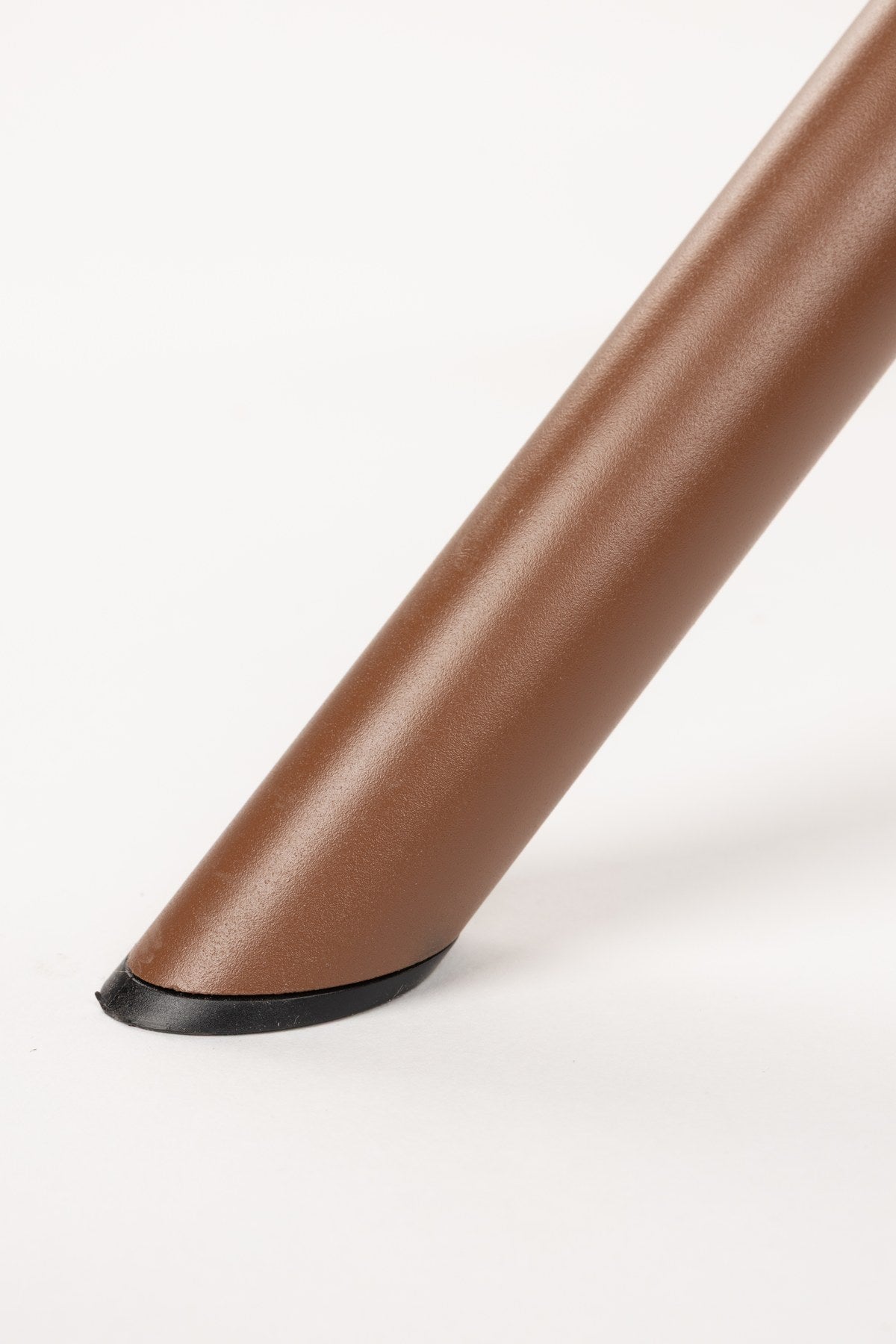 Armlehnstuhl Marjolein von White Label Living mit gepolsterter, halbkreisförmiger Sitzschale aus Polyester und Metallgestell in Beige.