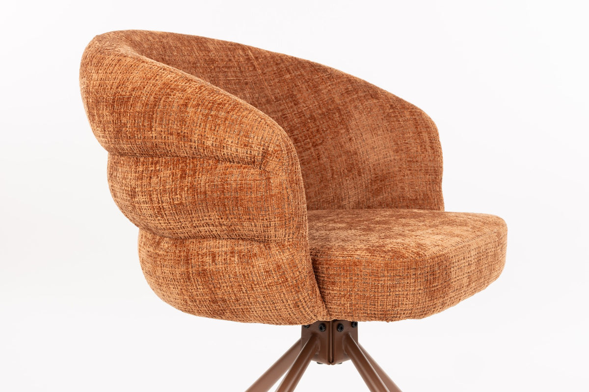 Armlehnstuhl Marjolein von White Label Living mit gepolsterter, halbkreisförmiger Sitzschale aus Polyester und Metallgestell in Beige.