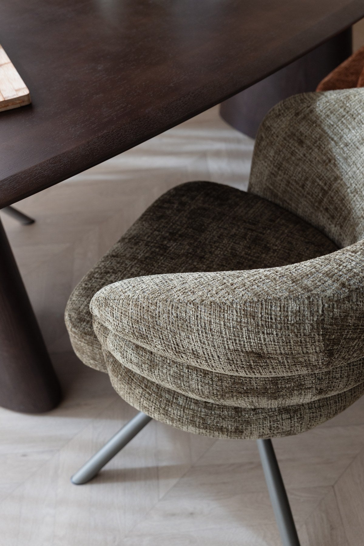 Armlehnstuhl Marjolein von White Label Living mit gepolsterter, halbkreisförmiger Sitzschale aus Polyester und Metallgestell in Beige.