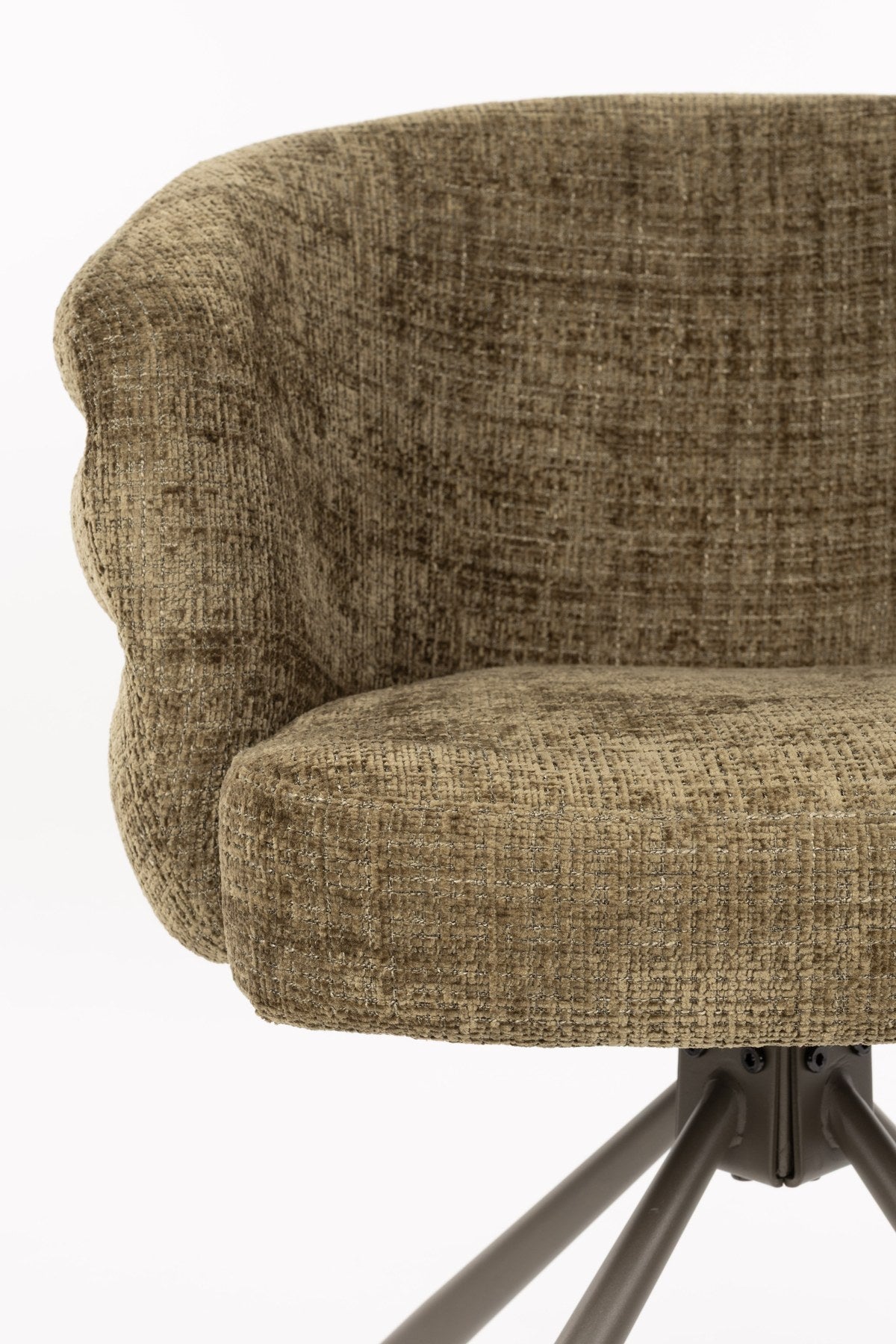 Armlehnstuhl Marjolein von White Label Living mit gepolsterter, halbkreisförmiger Sitzschale aus Polyester und Metallgestell in Beige.