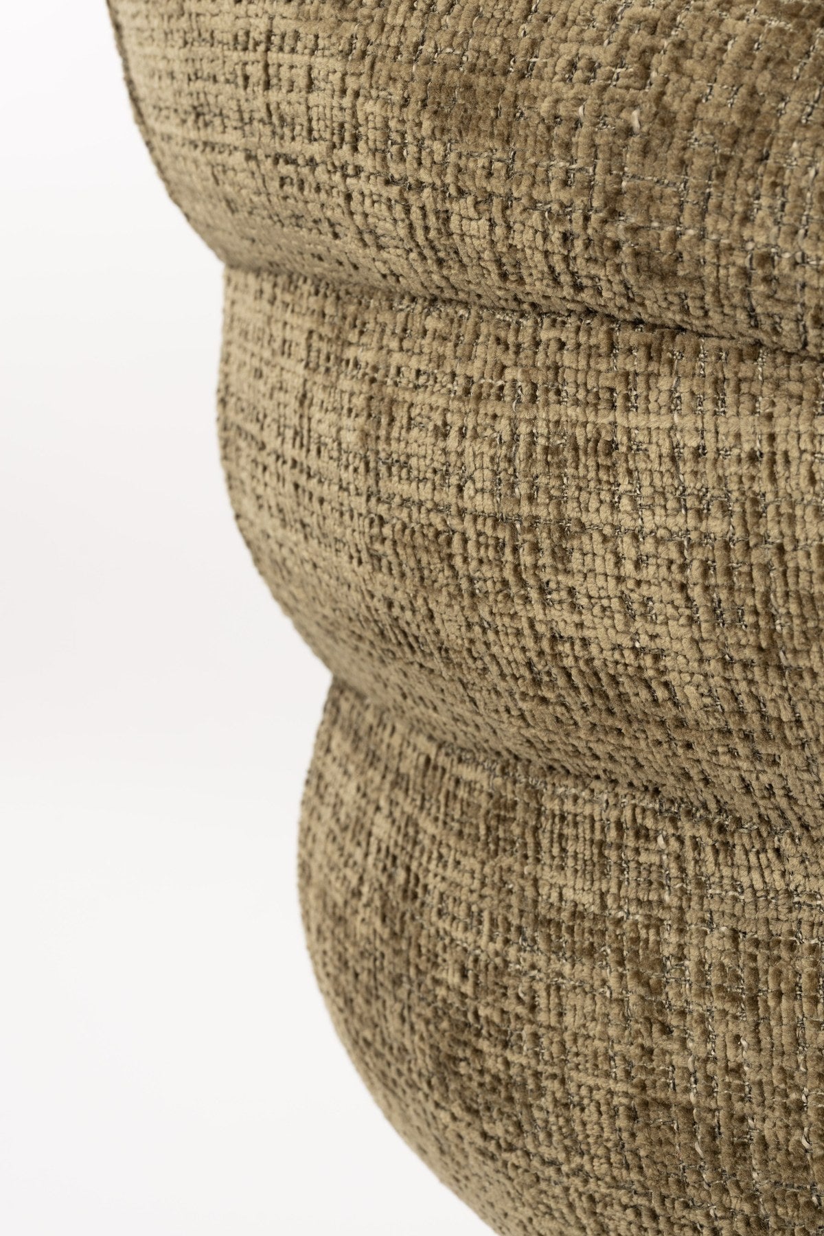 Armlehnstuhl Marjolein von White Label Living mit gepolsterter, halbkreisförmiger Sitzschale aus Polyester und Metallgestell in Beige.
